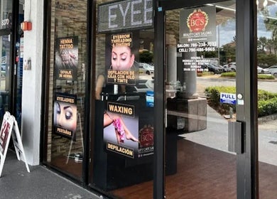 Entrada principal de LumiFace Studio en Miami, Florida, US, con carteles de servicios de belleza.