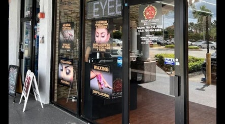 Entrada principal de LumiFace Studio en Miami, Florida, US, con carteles de servicios de belleza.