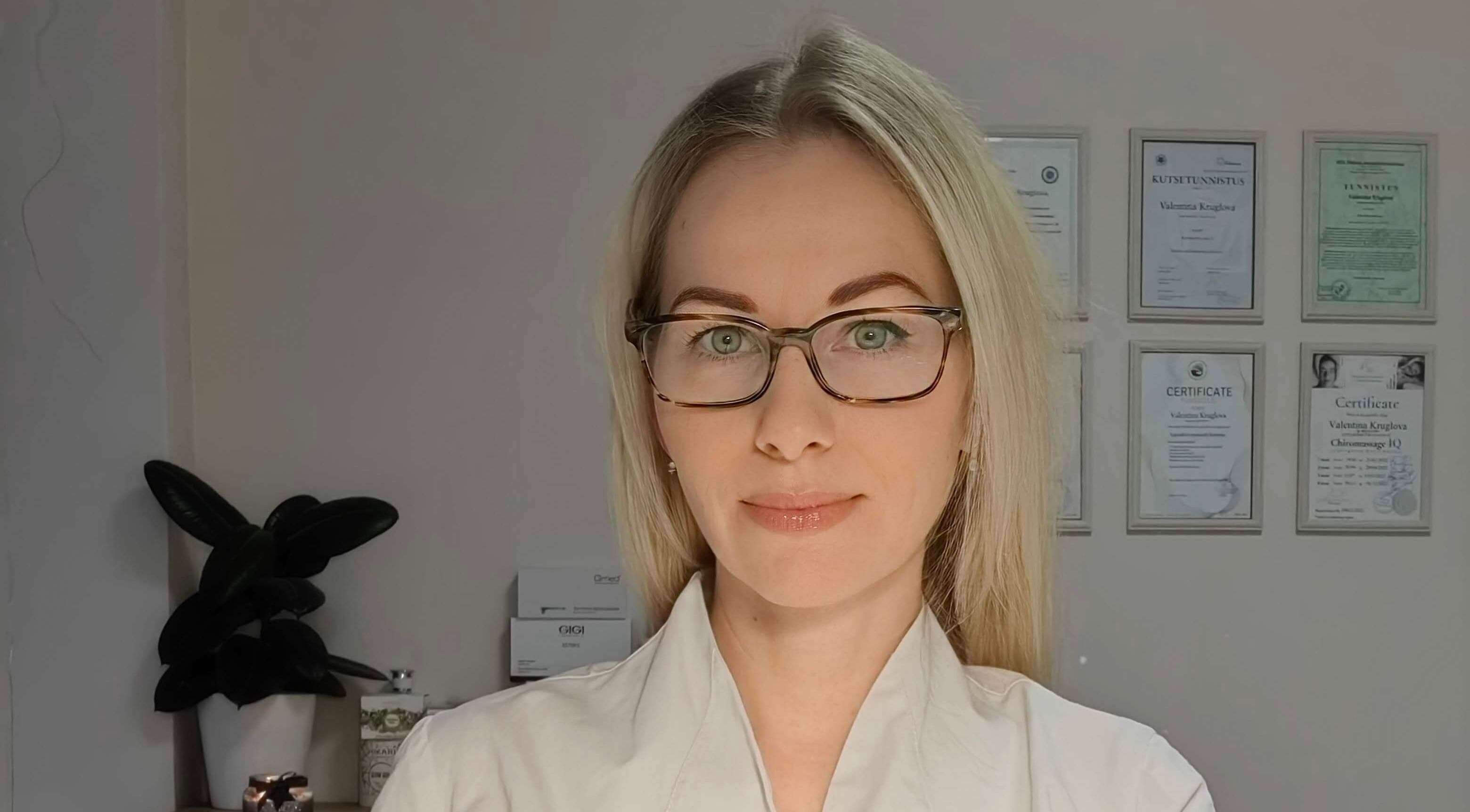 Специалист Shine OÜ в Таллине, Harju maakond, EE, с сертификатами на стене.