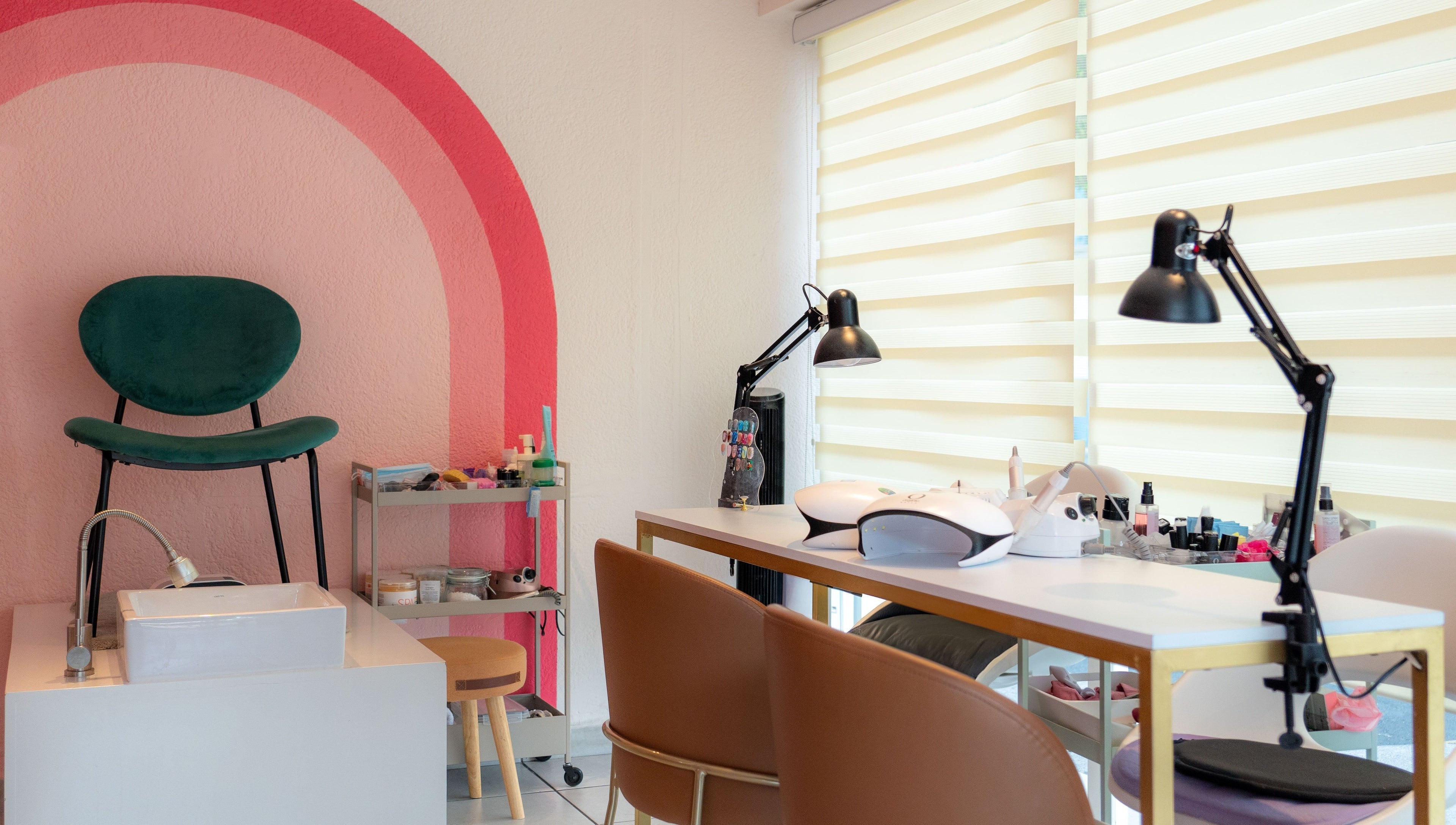 Interior de Bloom! Estudio de uñas en Ciudad De México, MX, con sillas elegantes y decoración moderna.