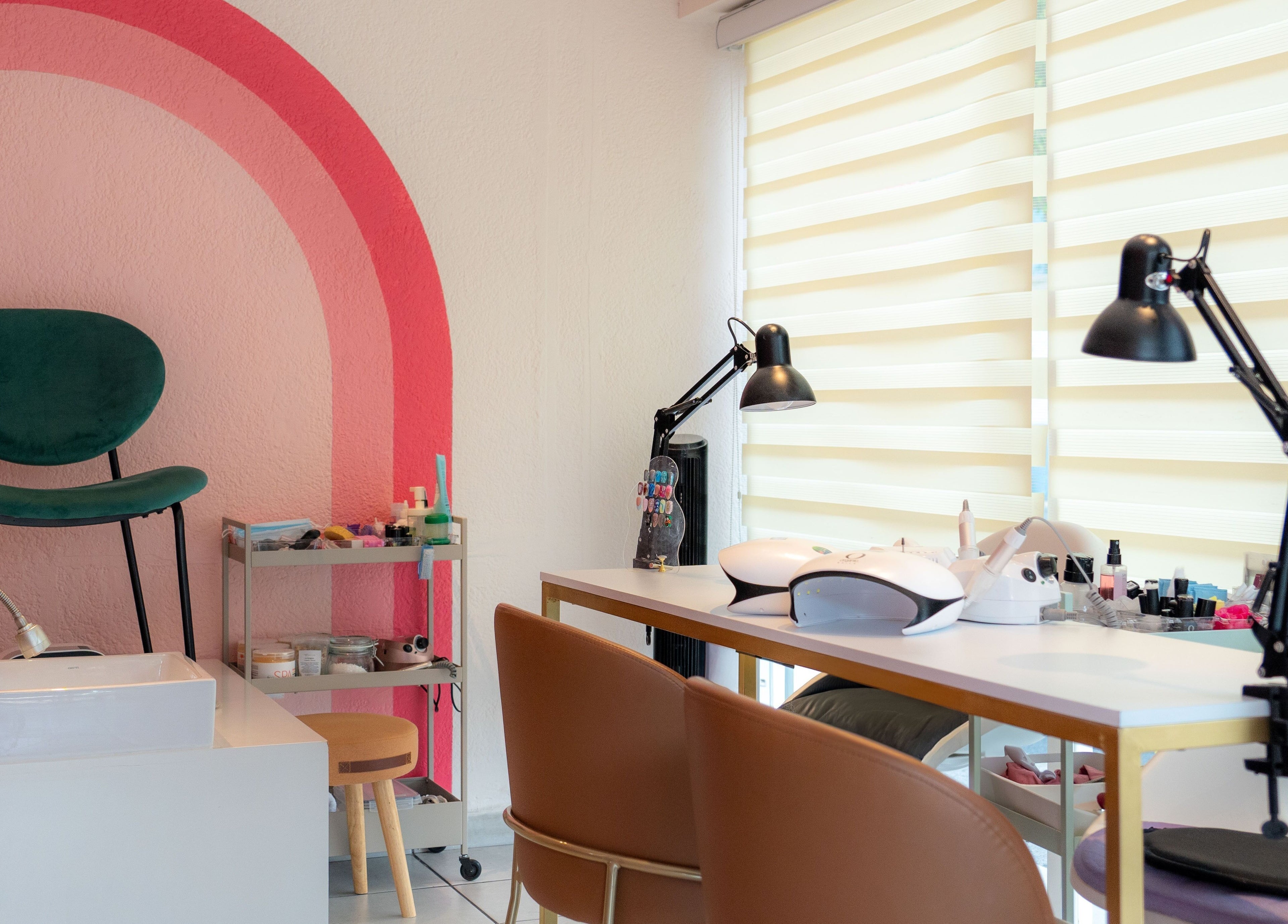 Interior de Bloom! Estudio de uñas en Ciudad De México, MX, con sillas elegantes y decoración moderna.