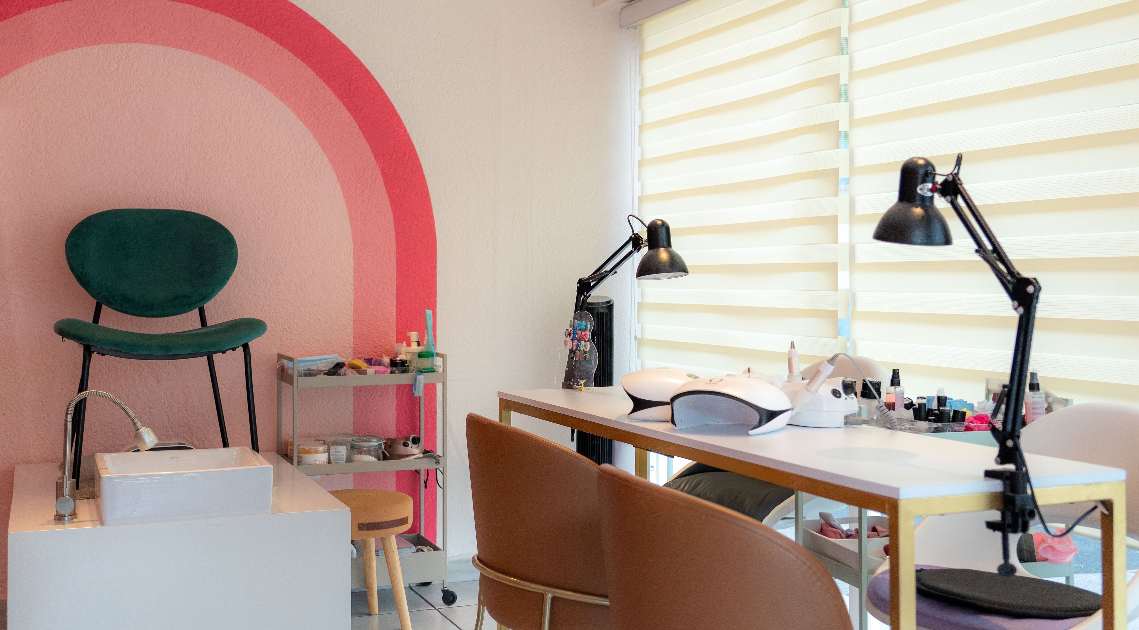 Interior de Bloom! Estudio de uñas en Ciudad De México, MX, con sillas elegantes y decoración moderna.