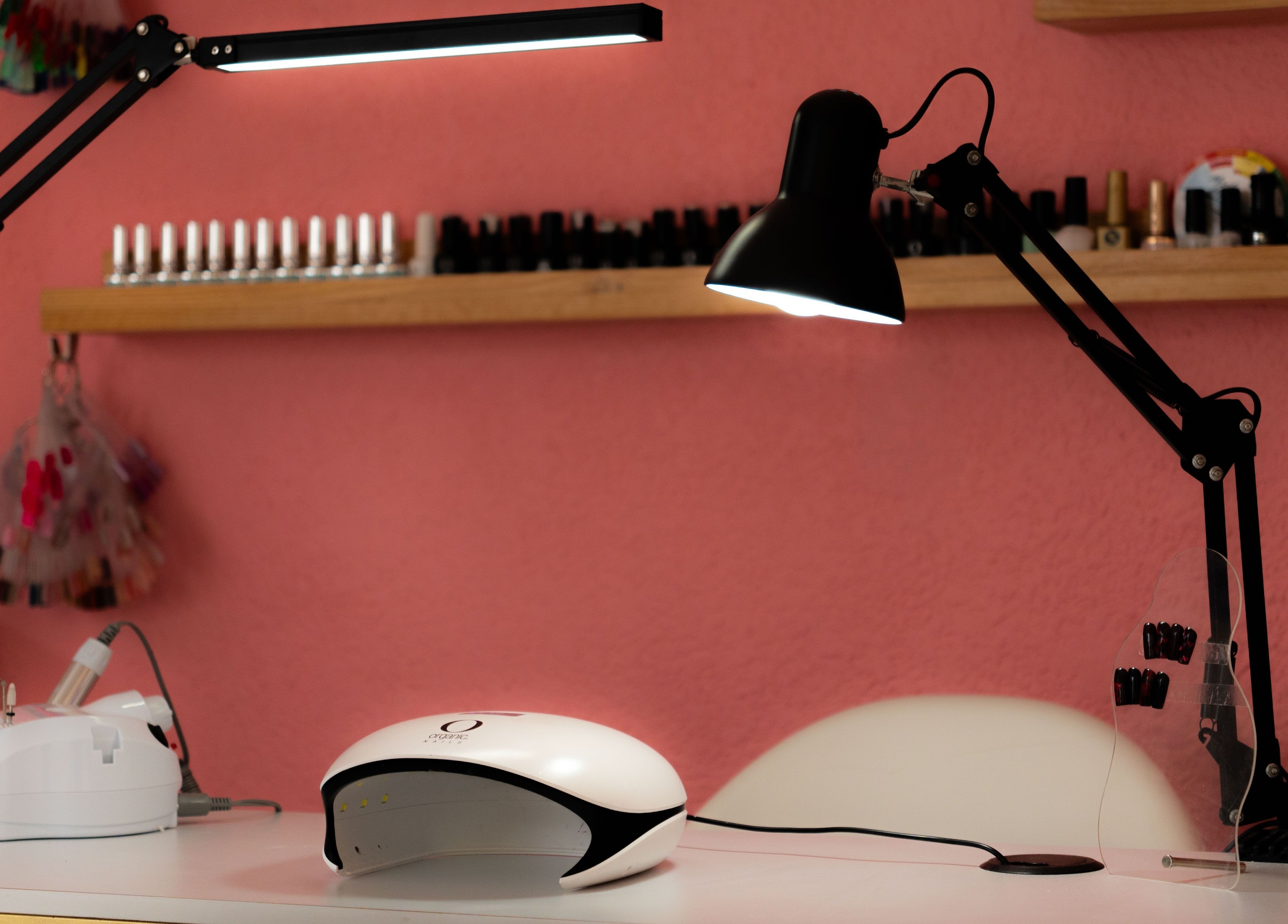 Mesa de uñas iluminada en Bloom! Estudio de uñas, Ciudad De México, MX, con lámparas y esmaltes.