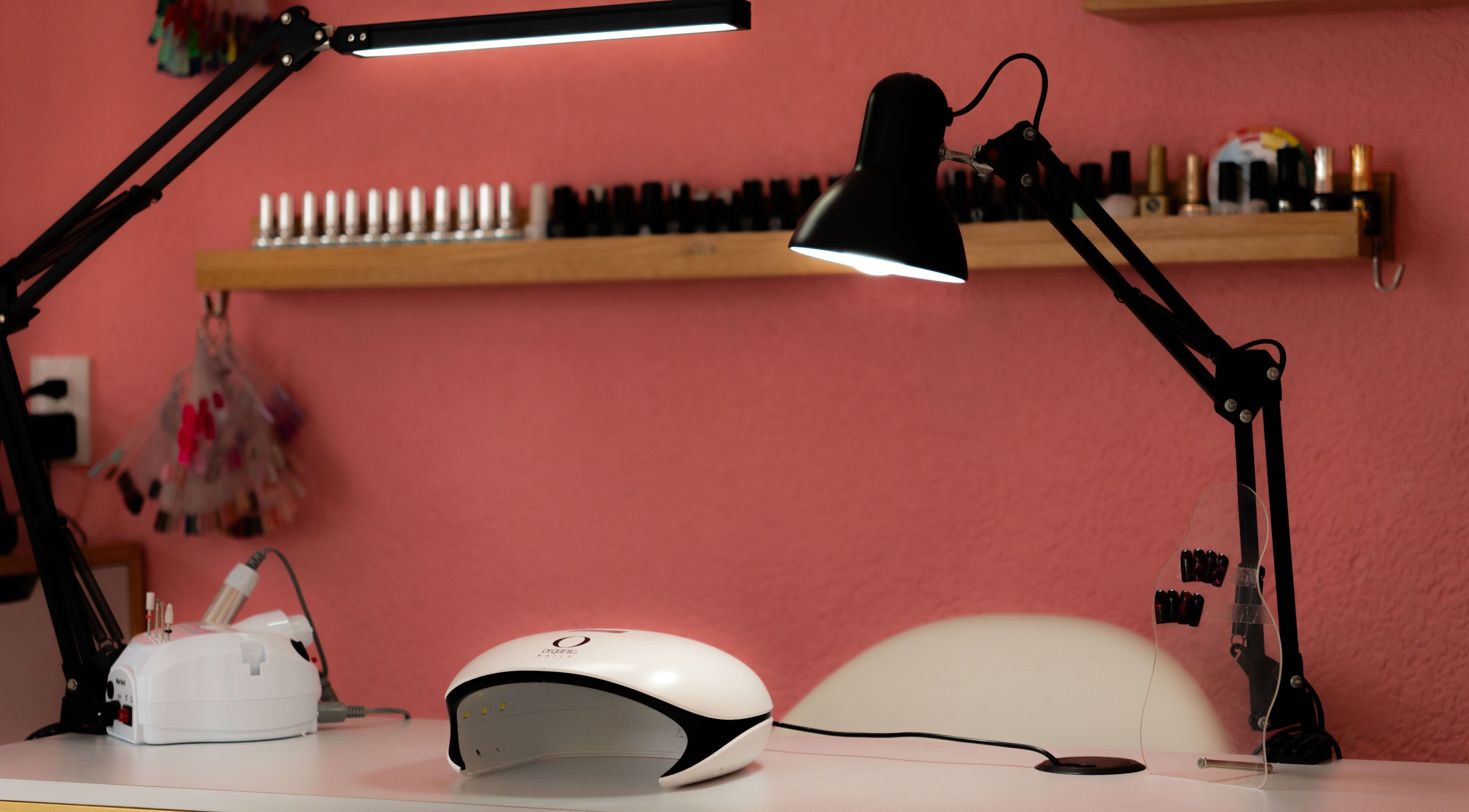 Mesa de uñas iluminada en Bloom! Estudio de uñas, Ciudad De México, MX, con lámparas y esmaltes.