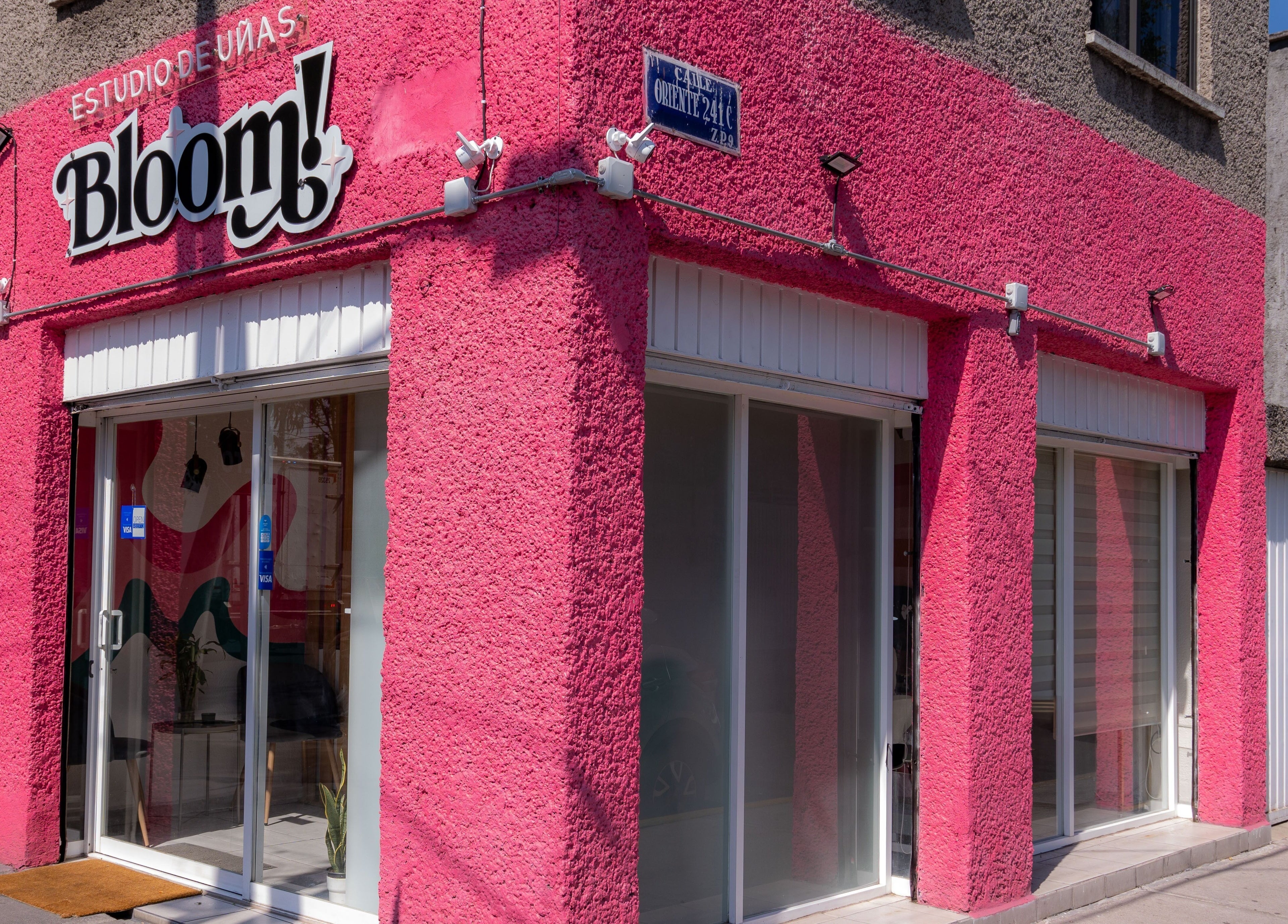 Fachada vibrante de Bloom! Estudio de uñas en Ciudad De México, Ciudad De México, MX.