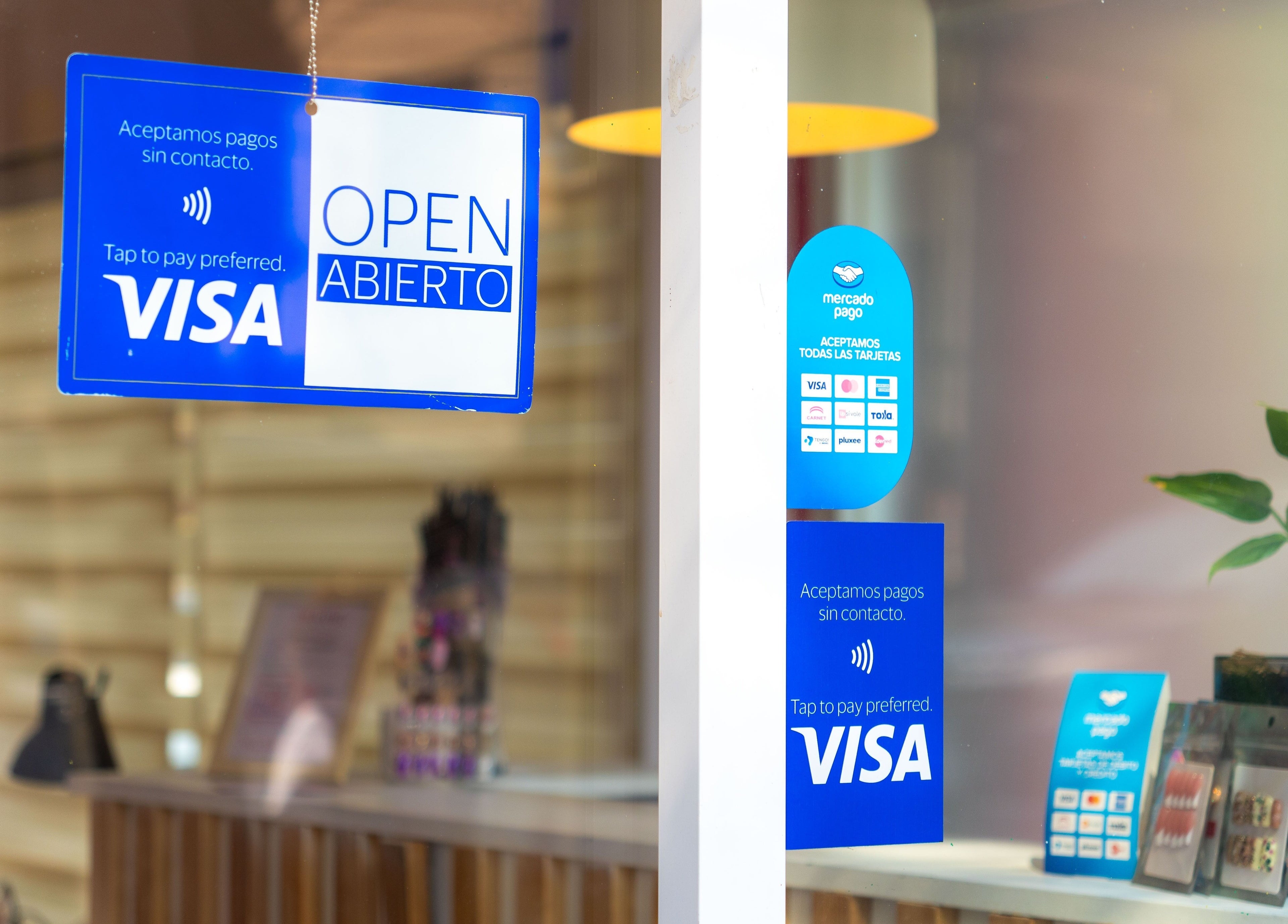 Entrada de Bloom! Estudio de uñas en Ciudad De México mostrando pagos aceptados y horario de apertura.