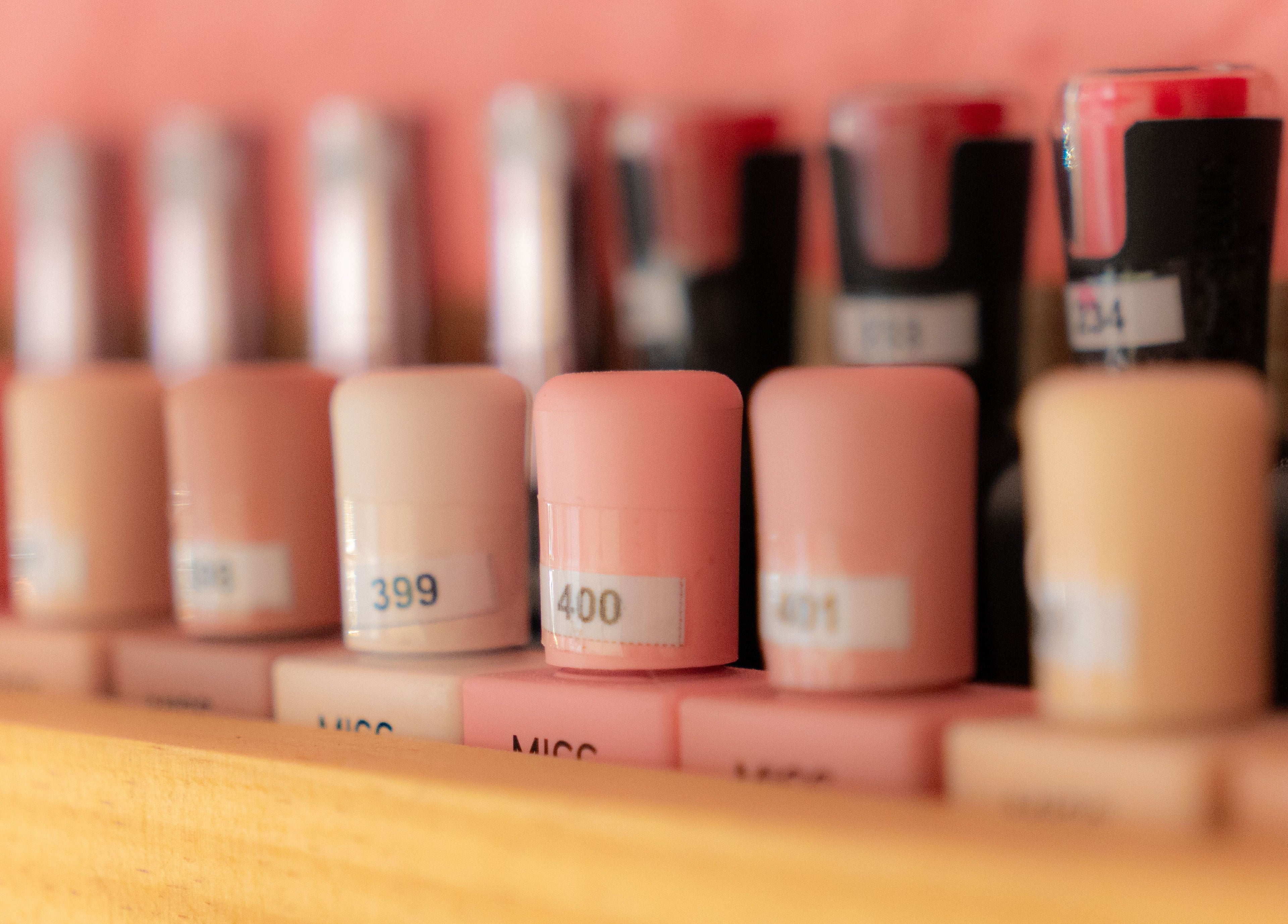 Variedad de esmaltes en Bloom! Estudio de uñas, Ciudad De México, Ciudad De México, MX.