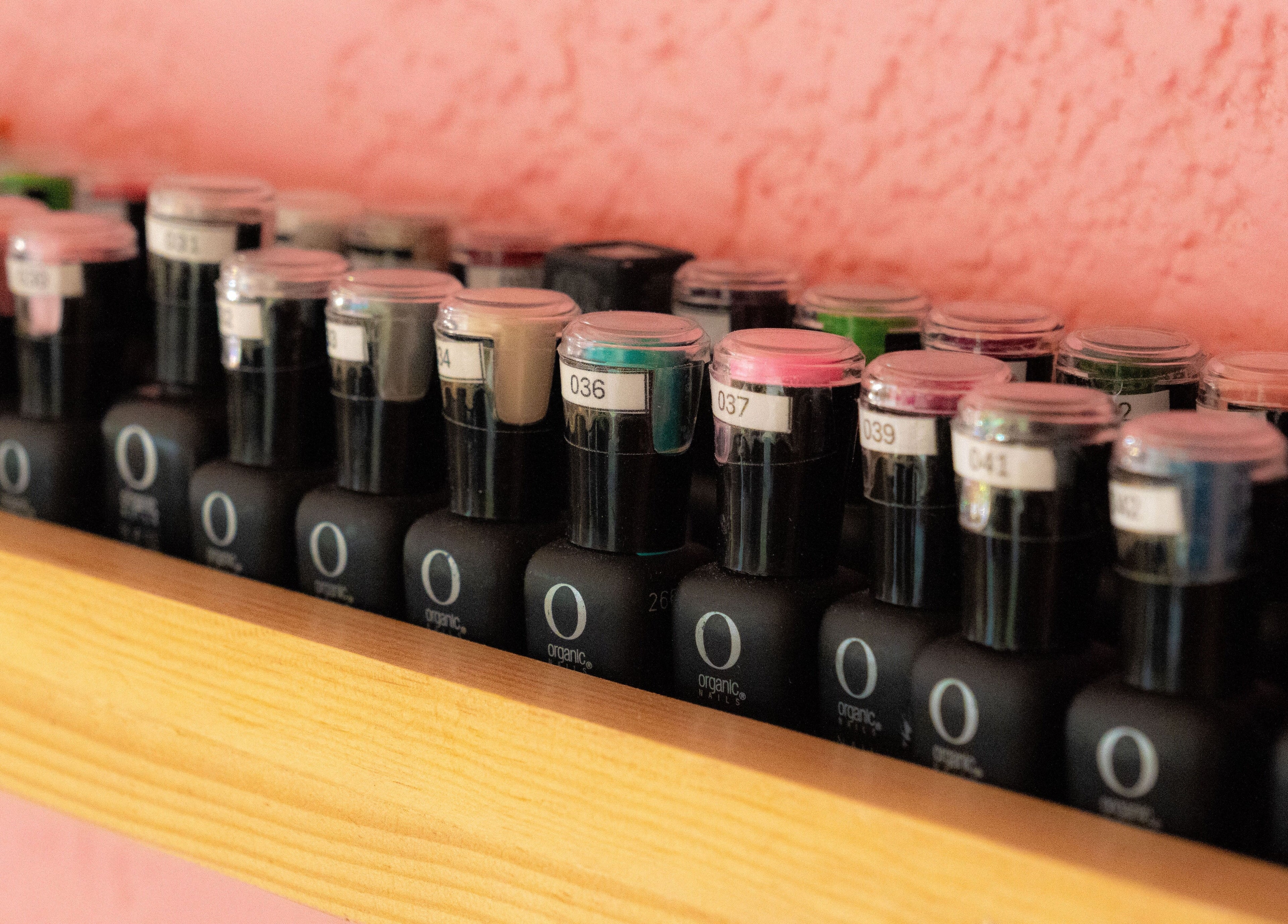 Variedad de esmaltes en Bloom! Estudio de uñas, Ciudad De México, Ciudad De México, MX.