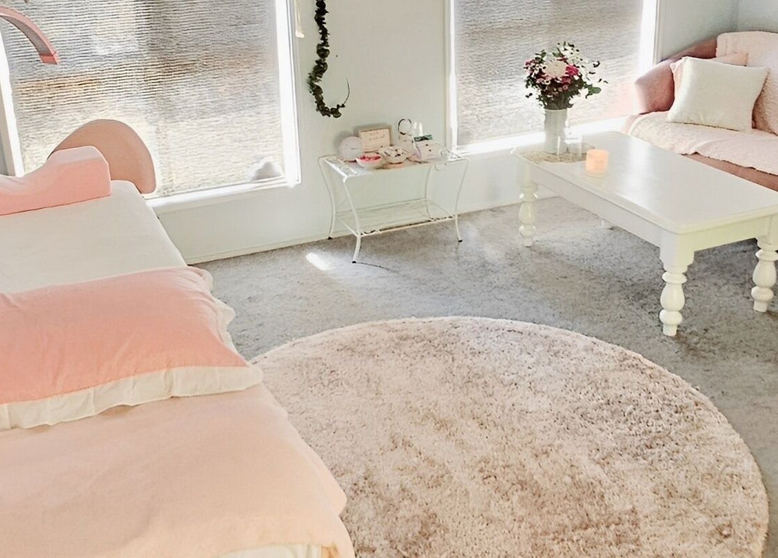 Relaxing treatment room at Fairytale Lashes, Onkaparinga Heights, South Australia, AU with pink decor and cozy couch.