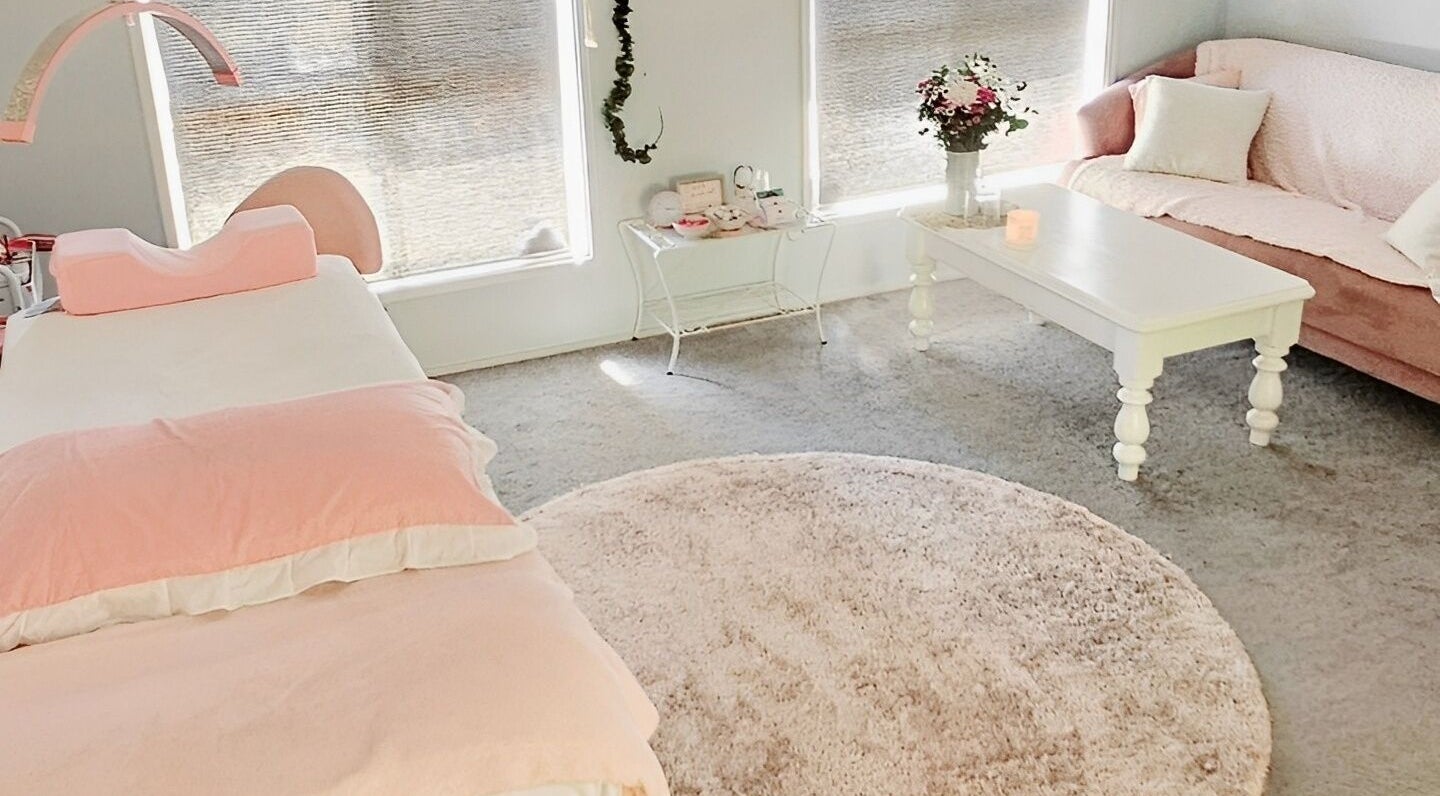 Relaxing treatment room at Fairytale Lashes, Onkaparinga Heights, South Australia, AU with pink decor and cozy couch.