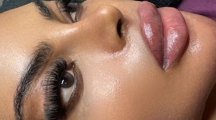 Luscious Lashes image 2