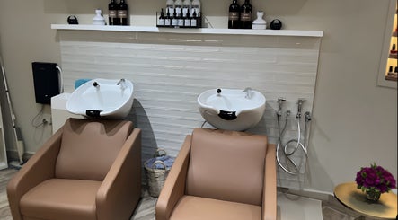 Área de lavado en Klaar Beauty Salon, Santo Domingo, Distrito Nacional, DO, con sillas cómodas y decoración elegante.