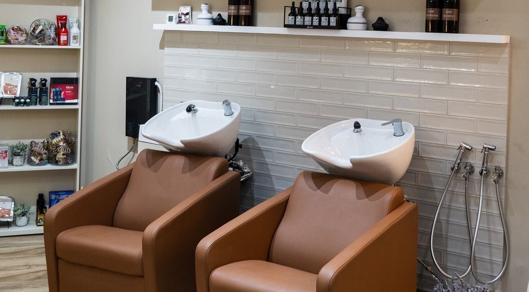 Estaciones de lavado en Klaar Beauty Salon, Santo Domingo, Distrito Nacional, DO, con sillas y productos.