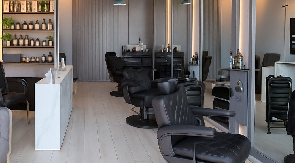 Modern interior of Trend Style Gent Salon in دبي, دبي, AE with stylish chairs and products.