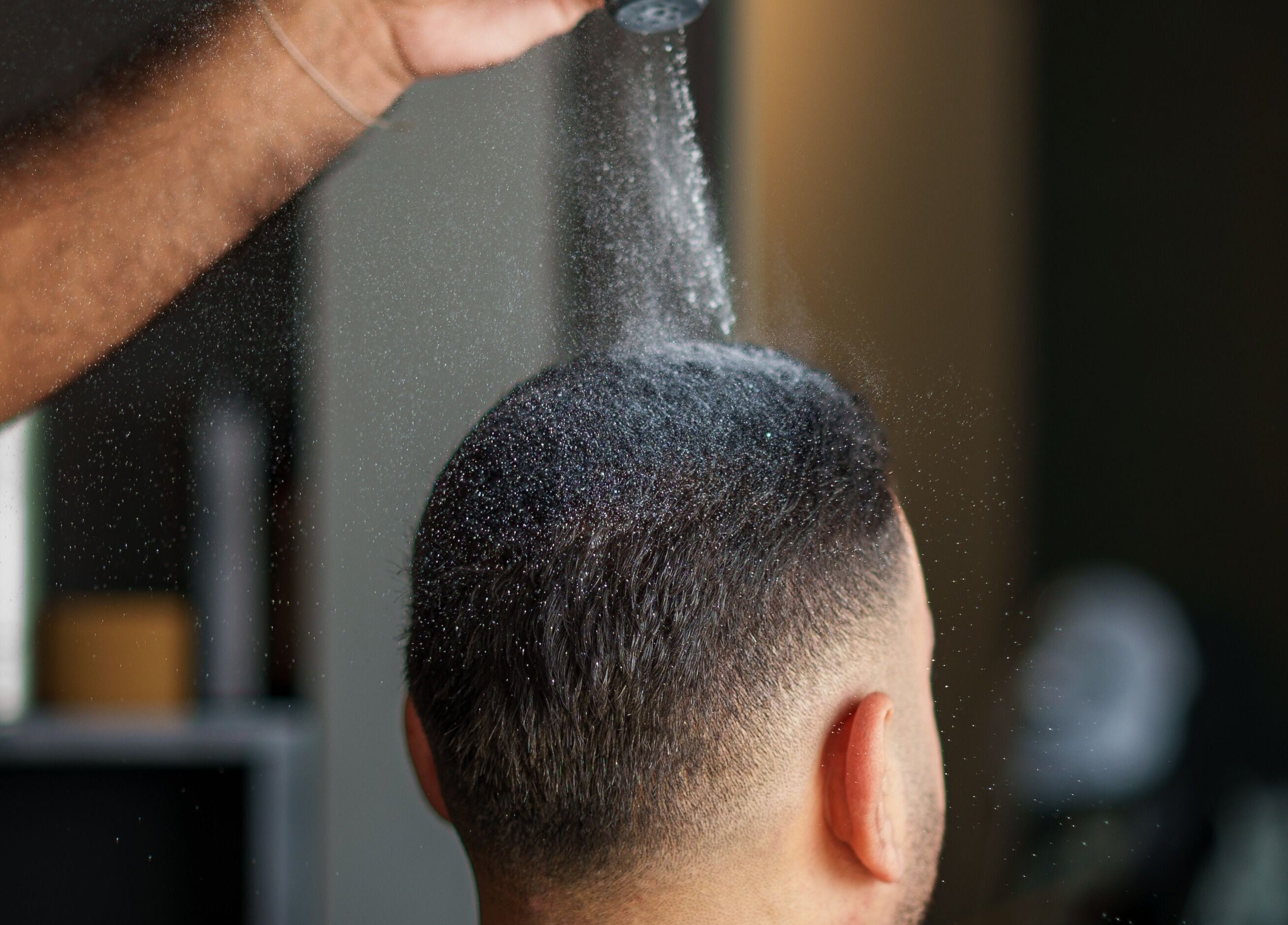 Hair dusting technique at Trend Style Gent Salon, دبي, دبي, AE. Enhancing hair texture with precision.