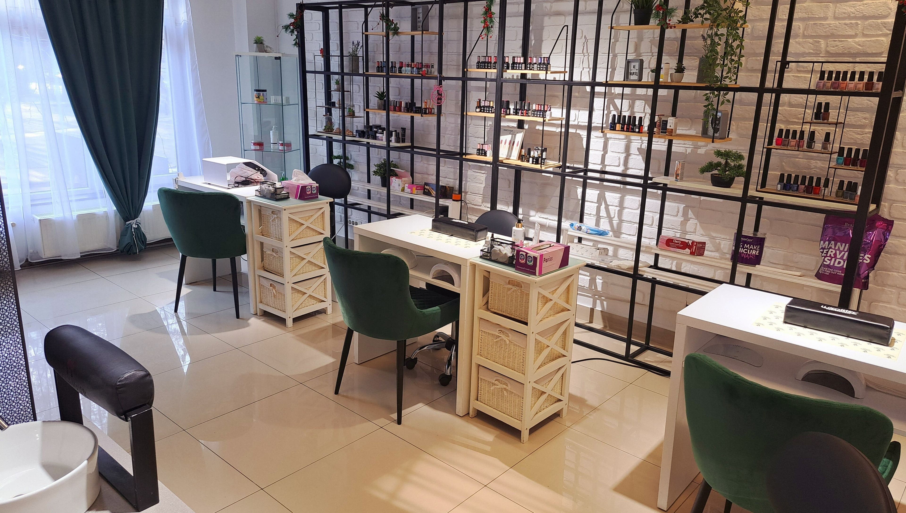 Salon Beauty.Que din Iași, Județul Iași, RO, cu mese manichiură moderne și luminoase.