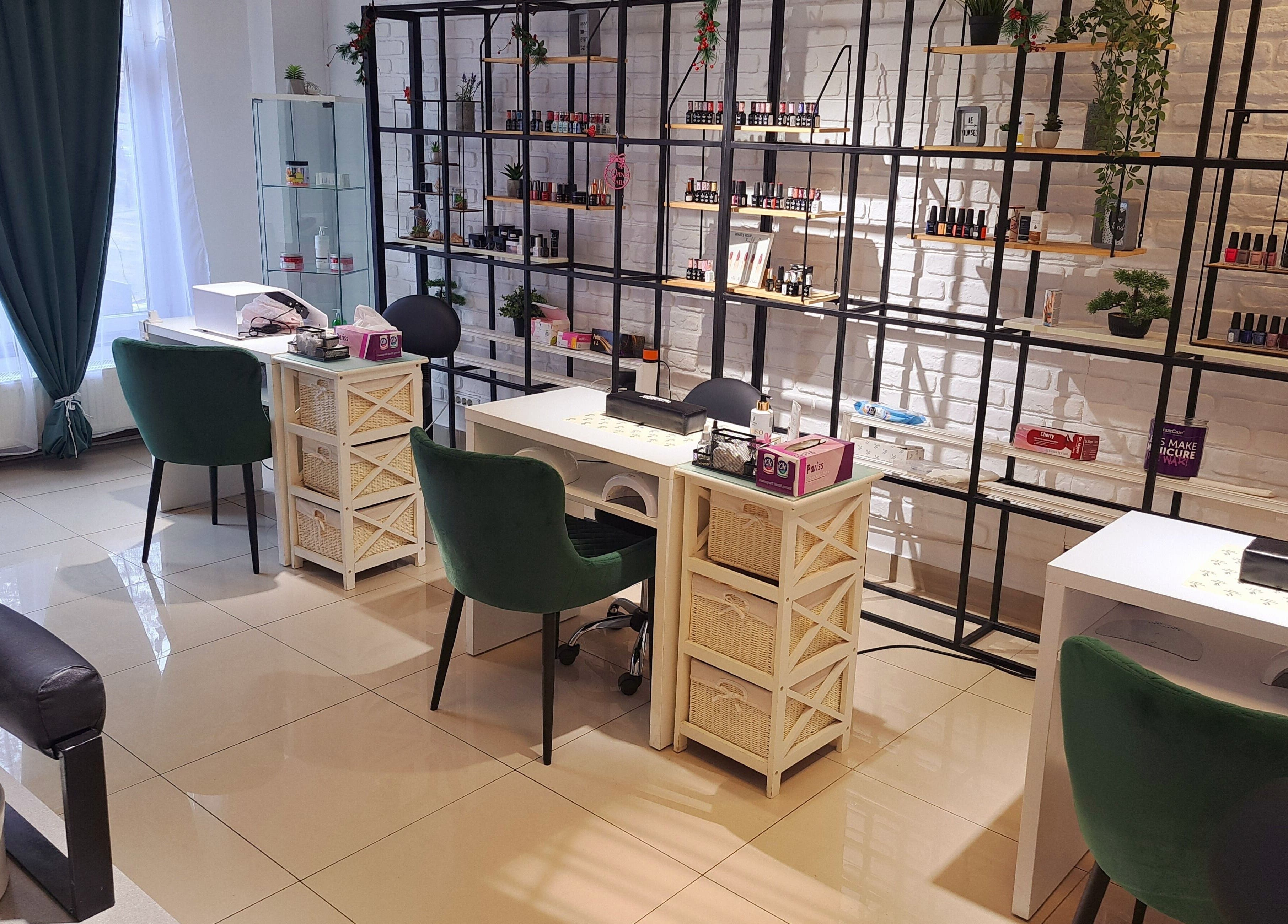 Salon Beauty.Que din Iași, Județul Iași, RO, cu mese manichiură moderne și luminoase.
