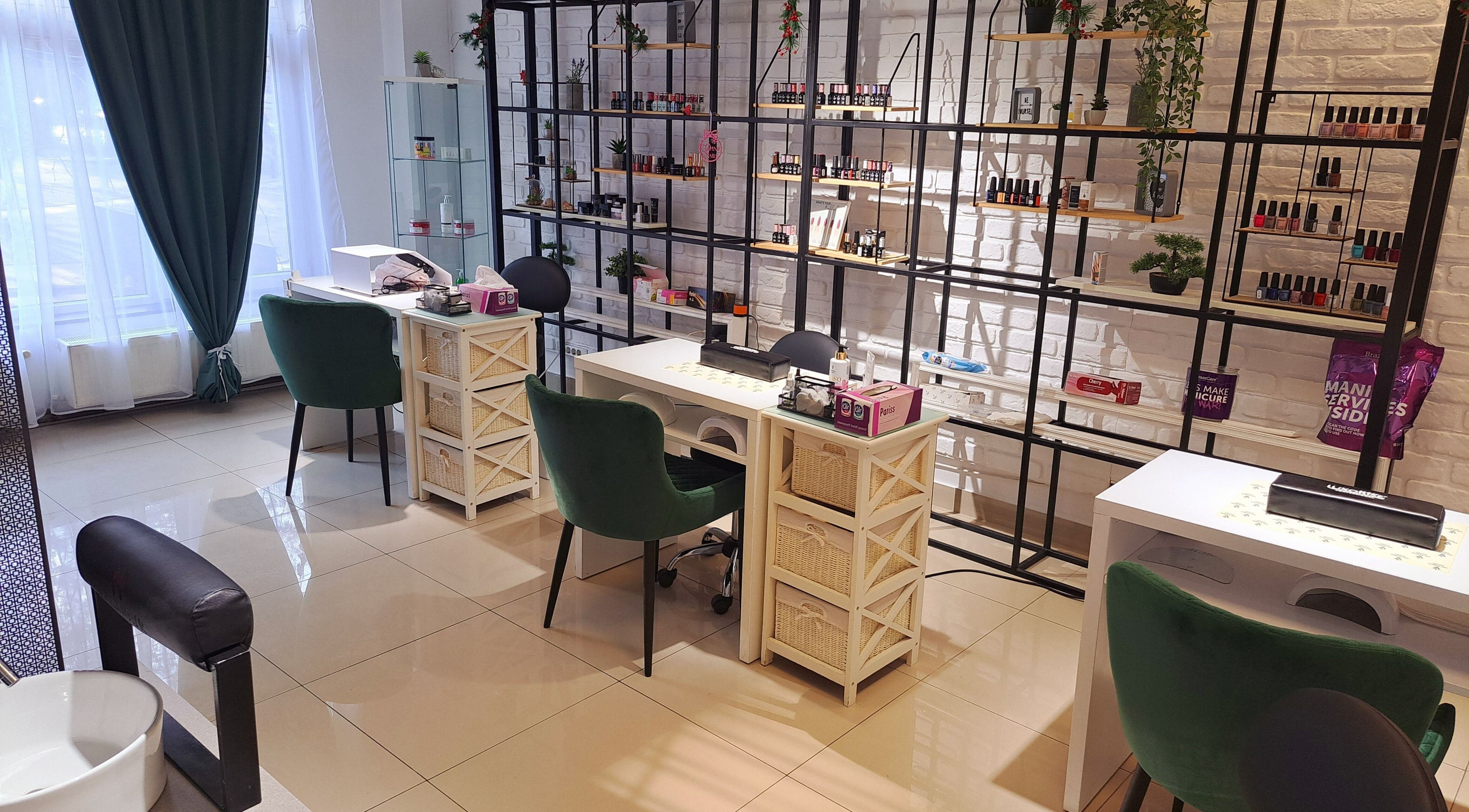 Salon Beauty.Que din Iași, Județul Iași, RO, cu mese manichiură moderne și luminoase.