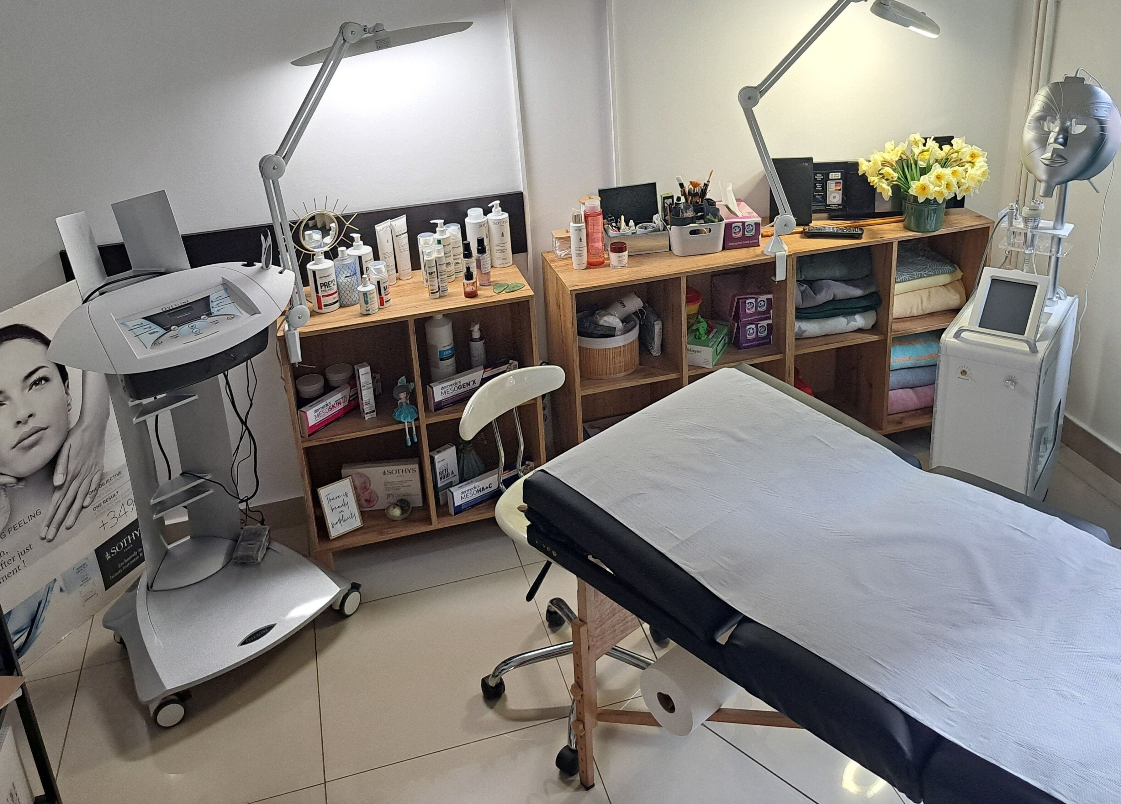 Spa modern la Beauty.Que, Iași, Județul Iași, RO. Cameră elegantă de tratament cu echipamente profesionale.