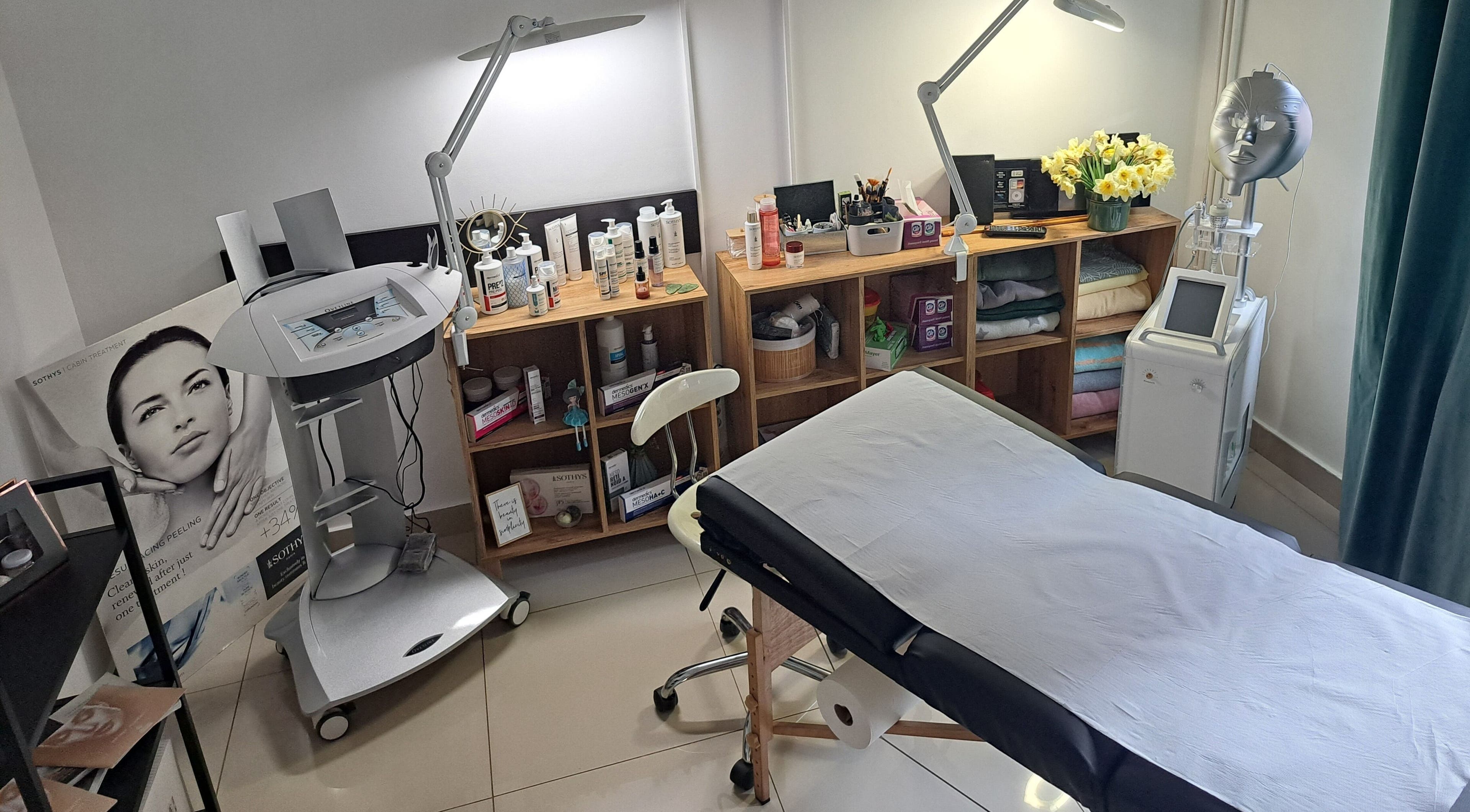 Spa modern la Beauty.Que, Iași, Județul Iași, RO. Cameră elegantă de tratament cu echipamente profesionale.