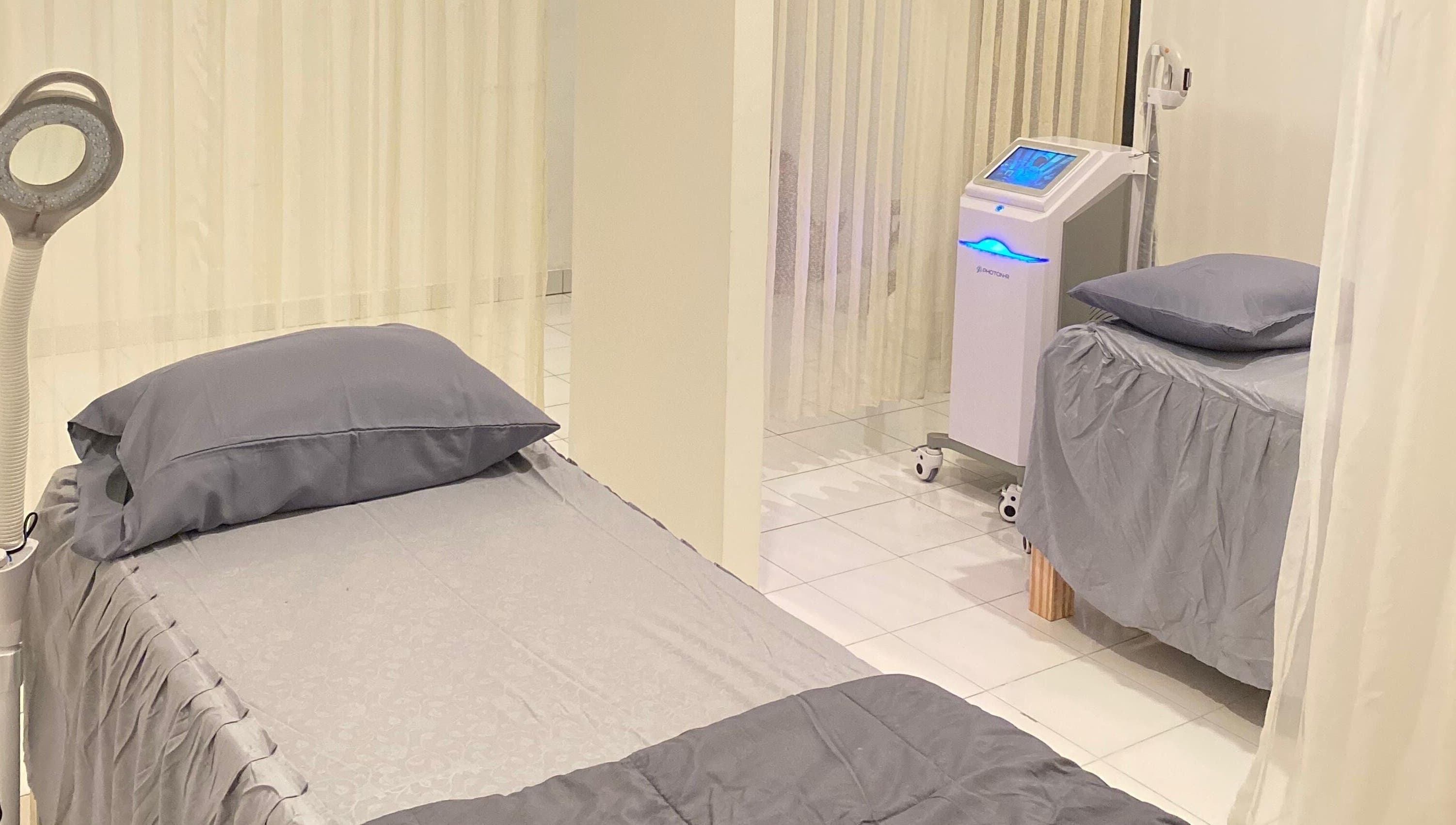 Tranquil treatment room at NSB Beauty Studio Batubulan, Bali, Bali, ID with cozy beds and advanced equipment.