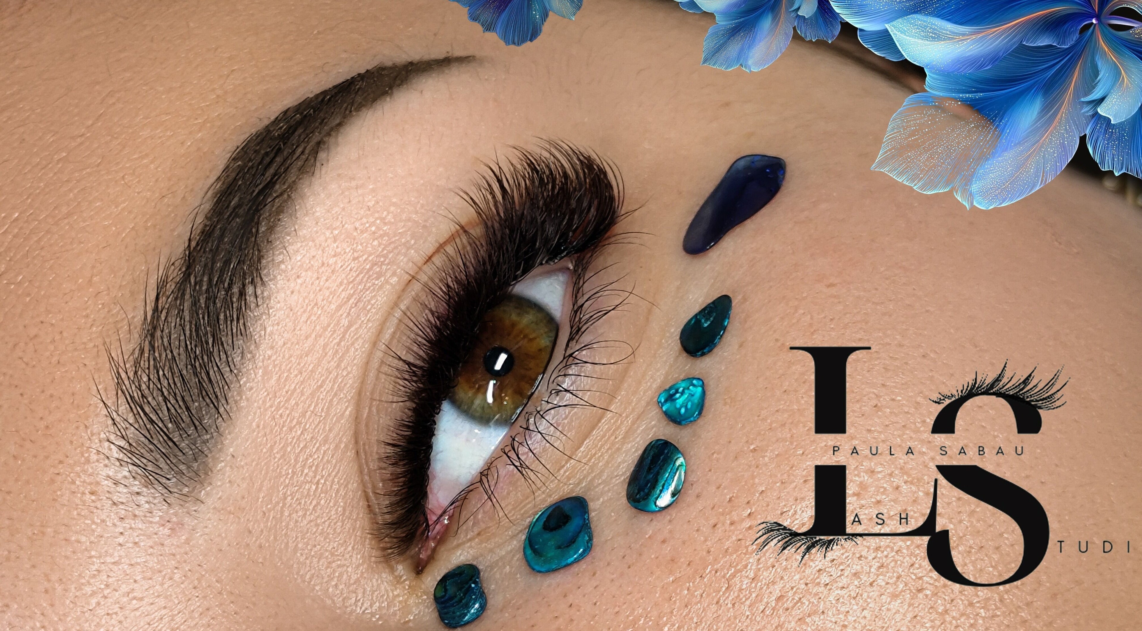 Primo piano di un occhio con decorazioni artistiche presso Lash Studio di Paula Sabau, Venezia, Veneto, IT.