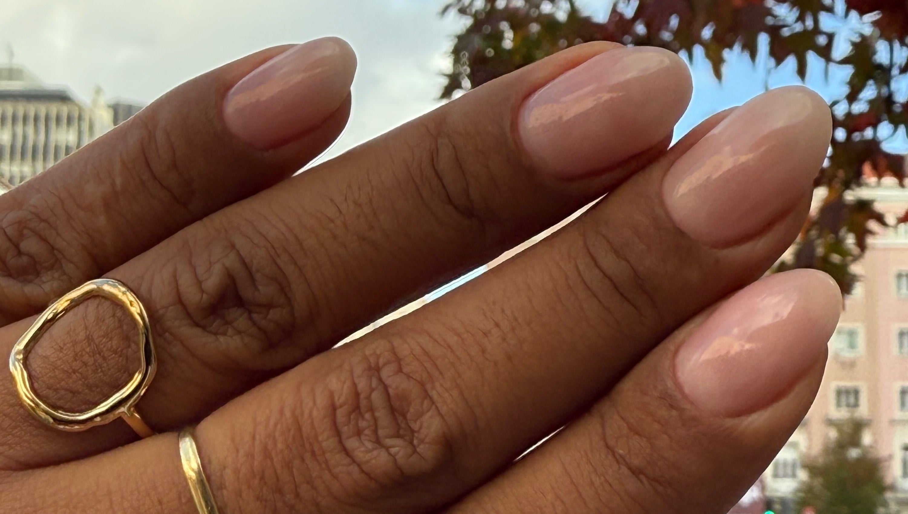 Unhas elegantes com esmalte nude em Studio Roseana, Lisboa, Lisboa, PT.