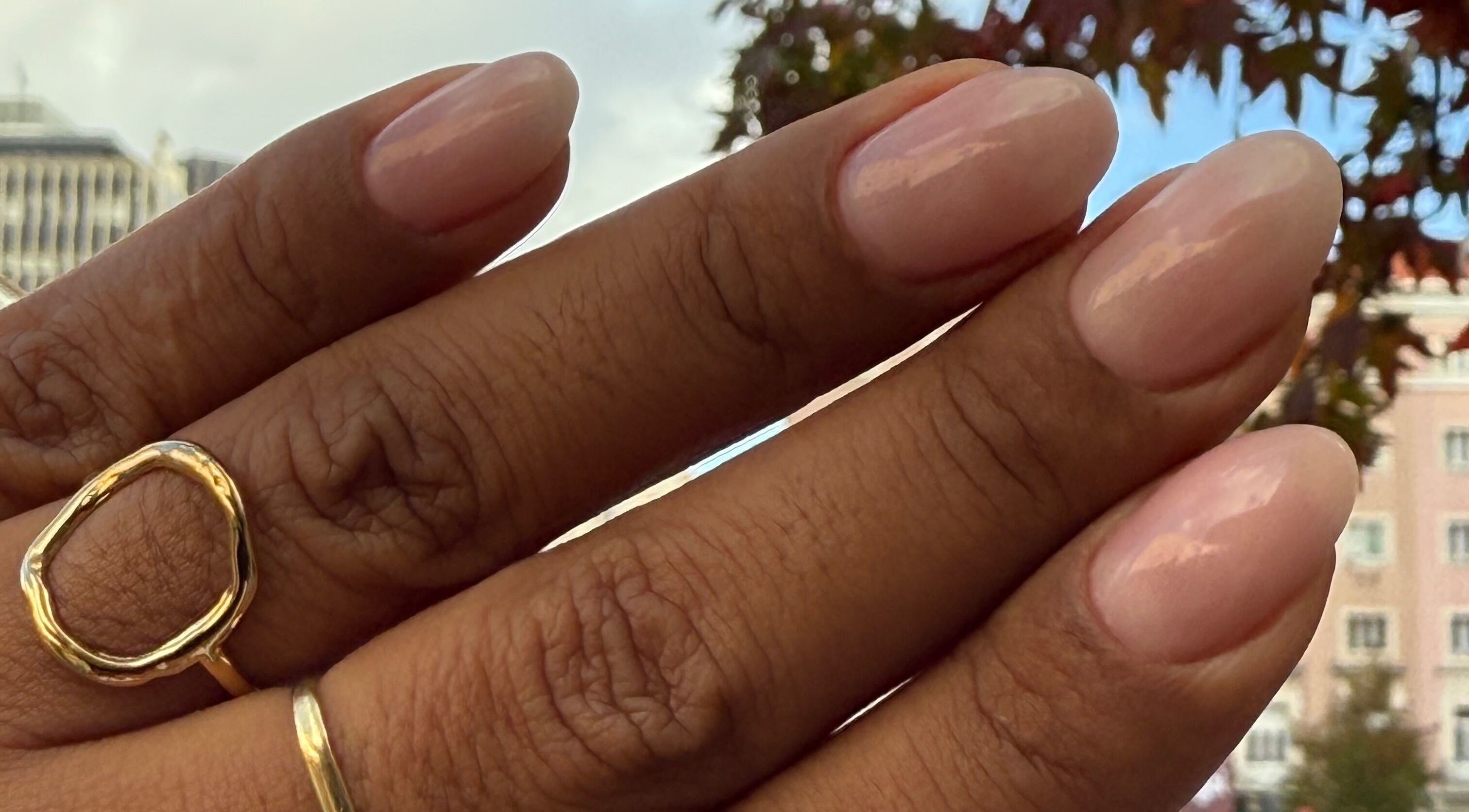 Unhas elegantes com esmalte nude em Studio Roseana, Lisboa, Lisboa, PT.