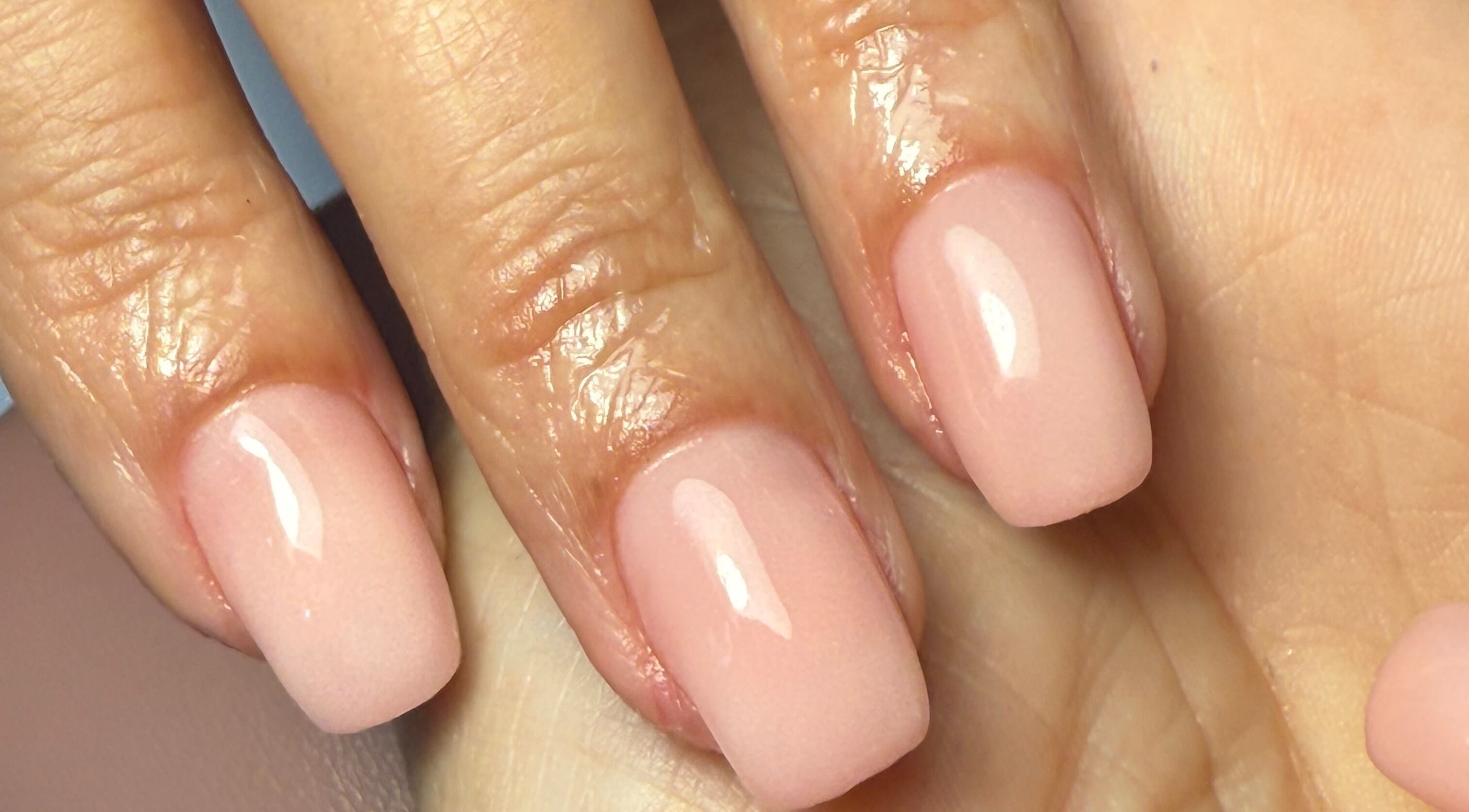 Unhas nude elegantes na Studio Roseana em Lisboa, Lisboa, PT, destacando beleza e estilo.