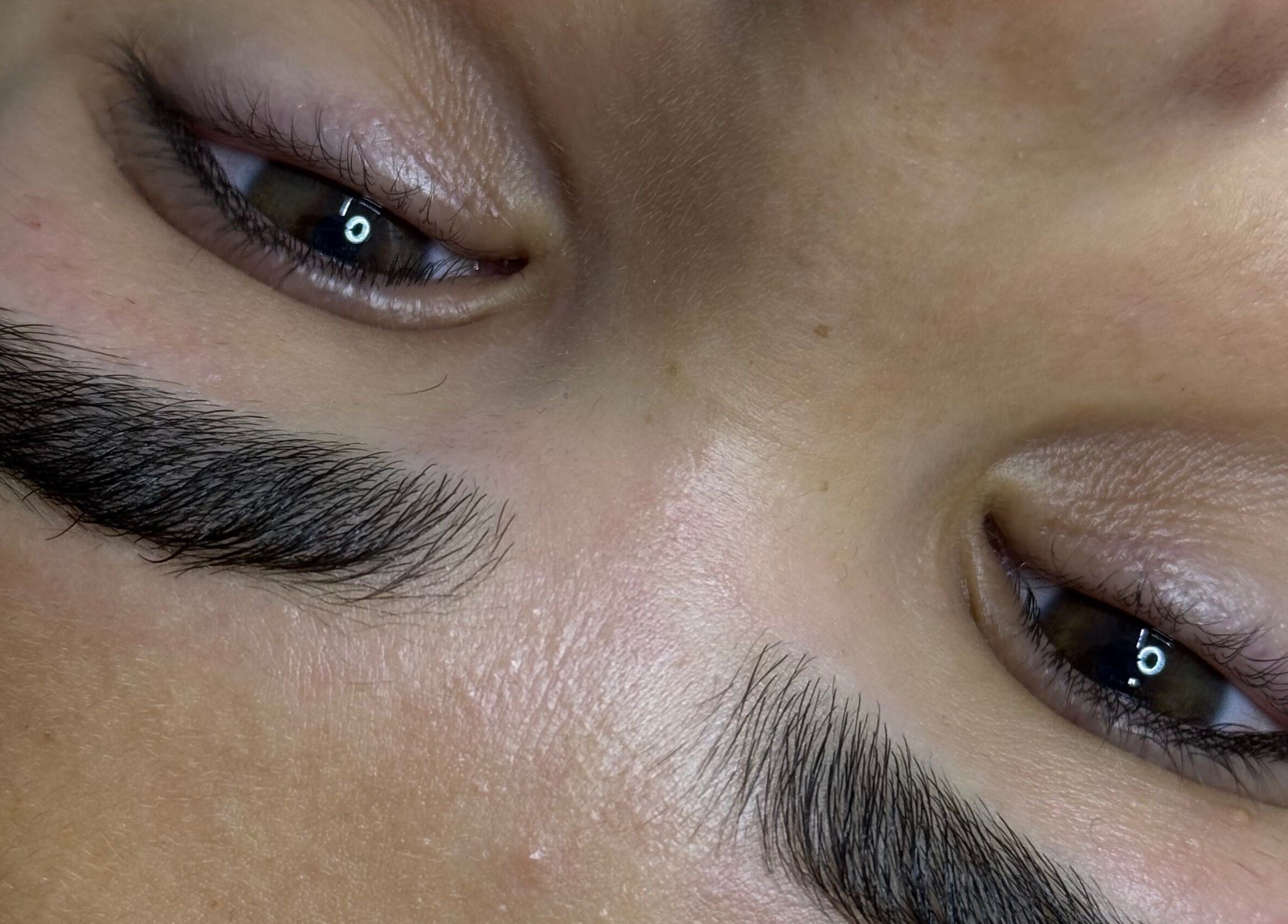 Close-up de sobrancelhas bem definidas em Studio Roseana, Lisboa, Lisboa, PT, realçando beleza natural.