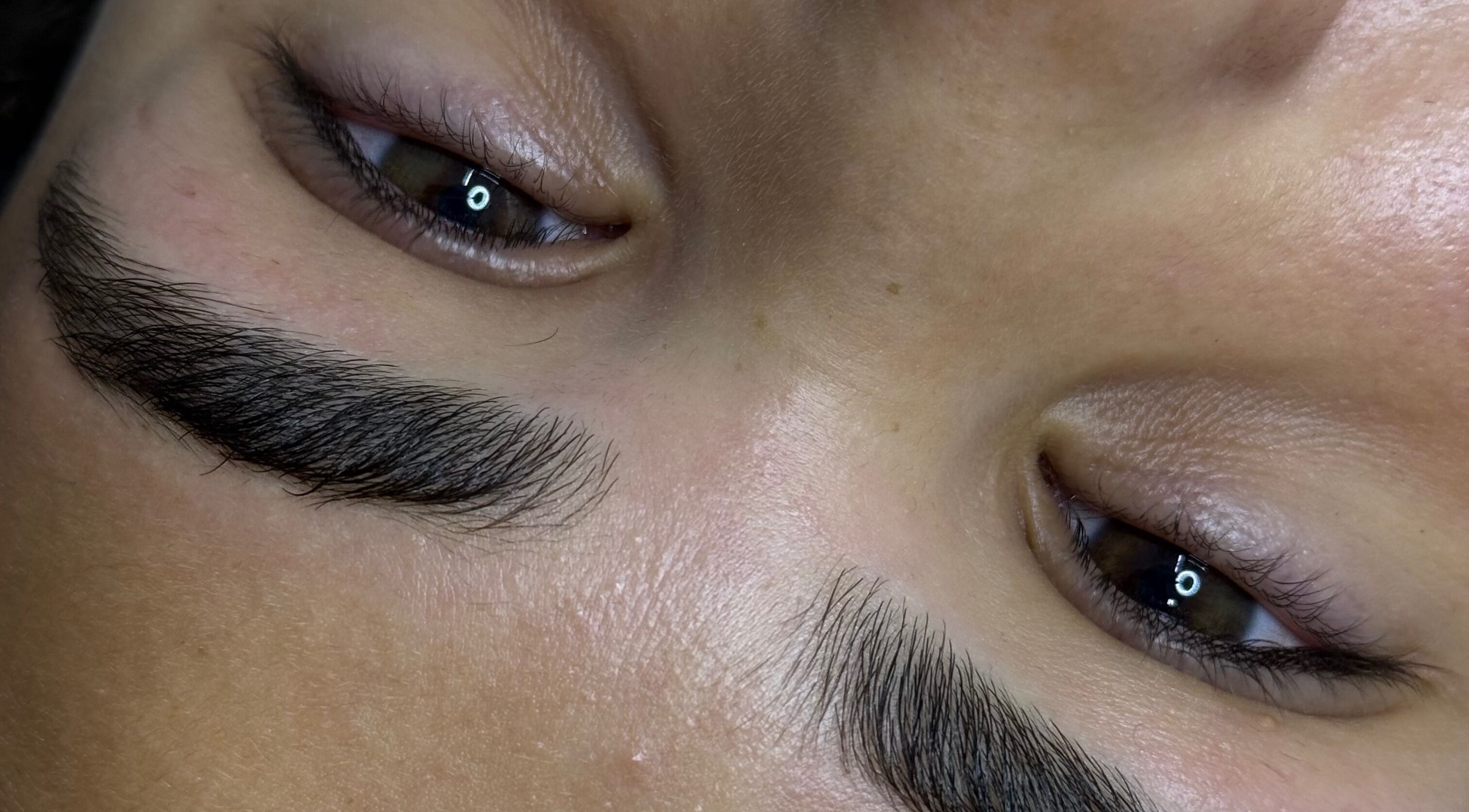 Close-up de sobrancelhas bem definidas em Studio Roseana, Lisboa, Lisboa, PT, realçando beleza natural.