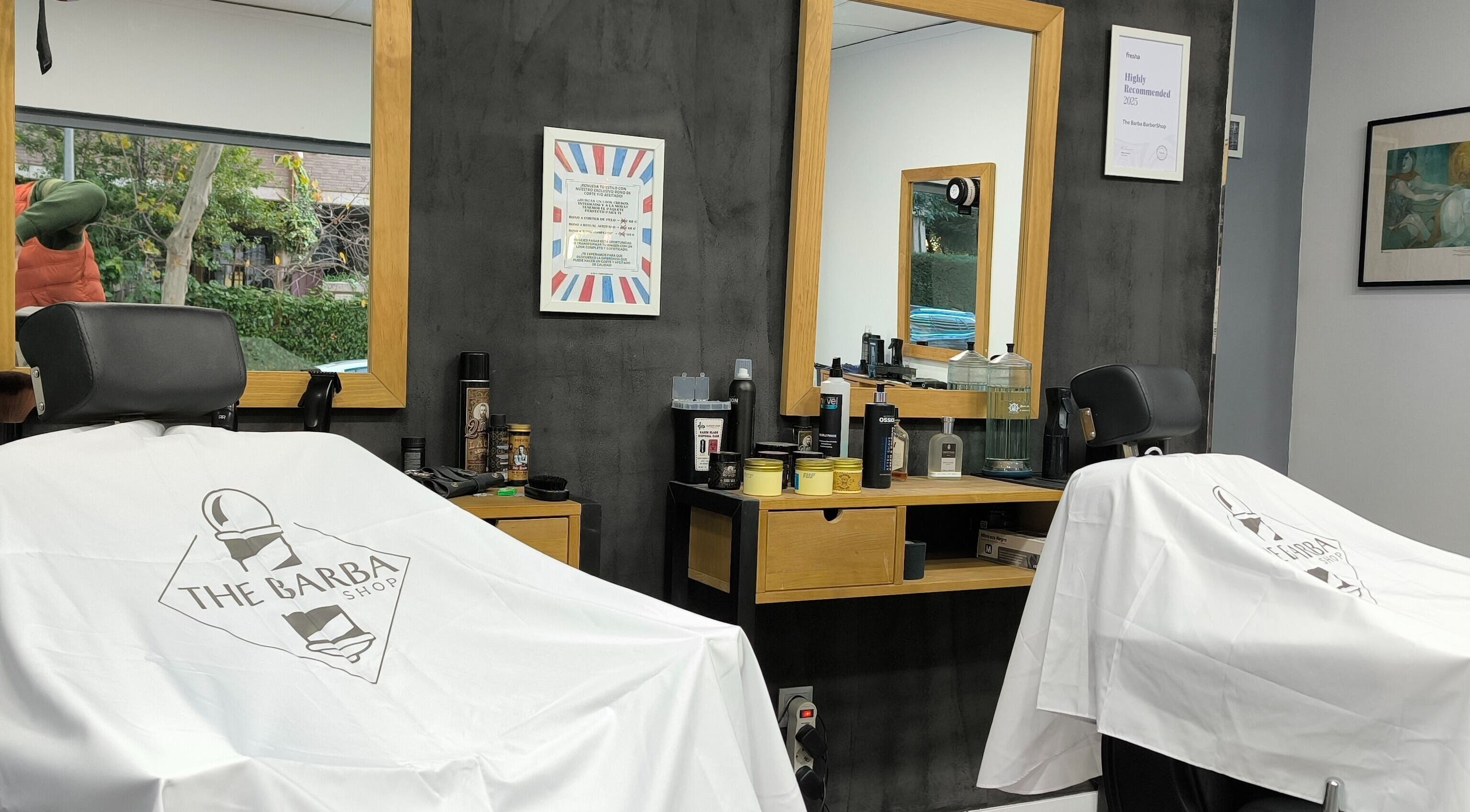 Interior de The Barba Shop - Barbershop en Madrid, Comunidad De Madrid, ES, con sillas y espejos modernos.