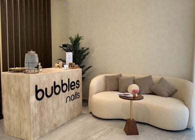 منطقة استقبال أنيقة في صالون Bubbles Nails، الرياض، SA تكشف عن تصميم حديث ومريح.