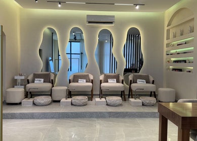 منطقة باديكير فاخرة في Bubbles Nails، الرياض، SA بأجواء أنيقة وعصرية.