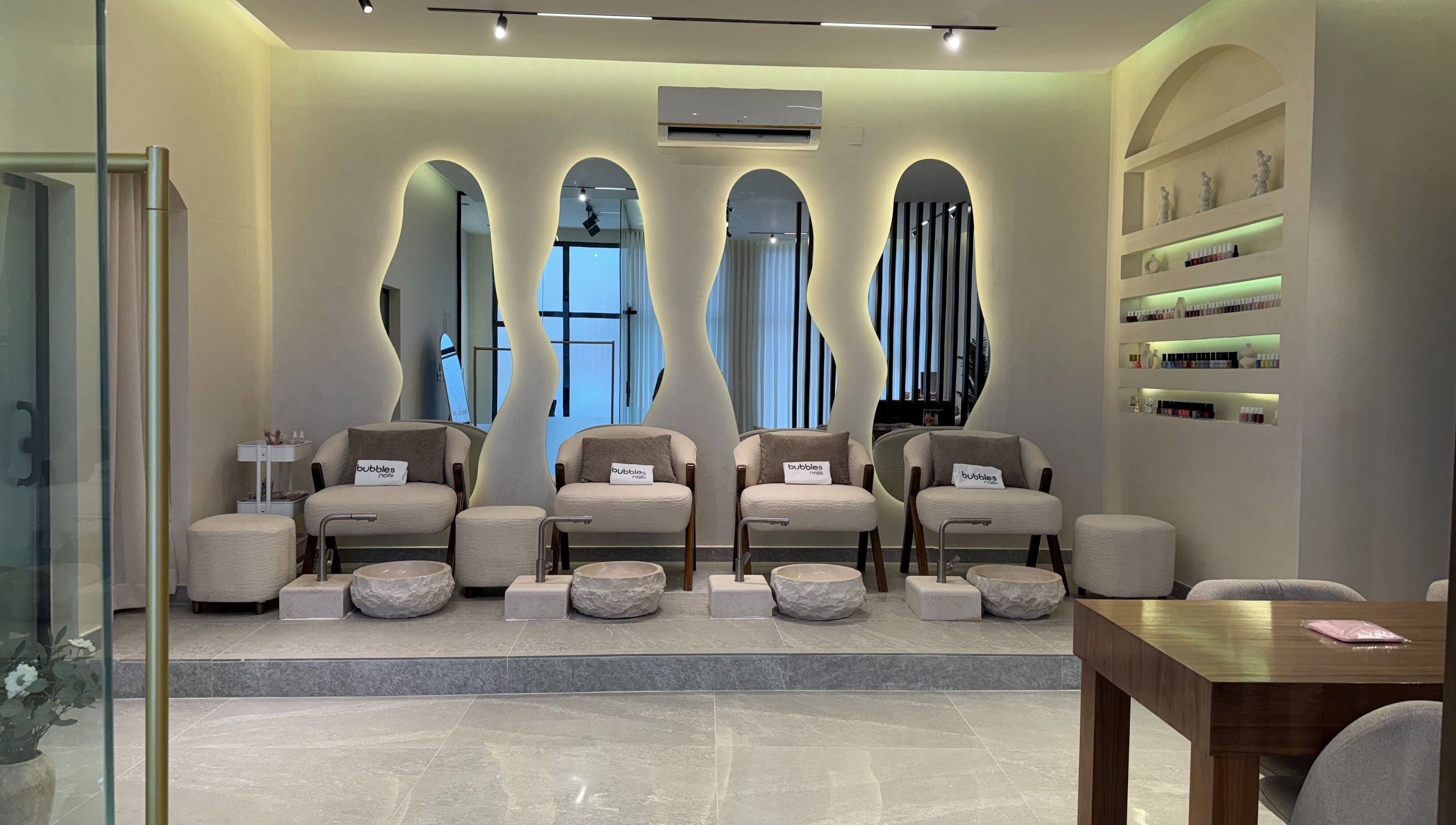منطقة استقبال فاخرة في Bubbles Nails | فقاعات الأظافر، الرياض، المملكة العربية السعودية.