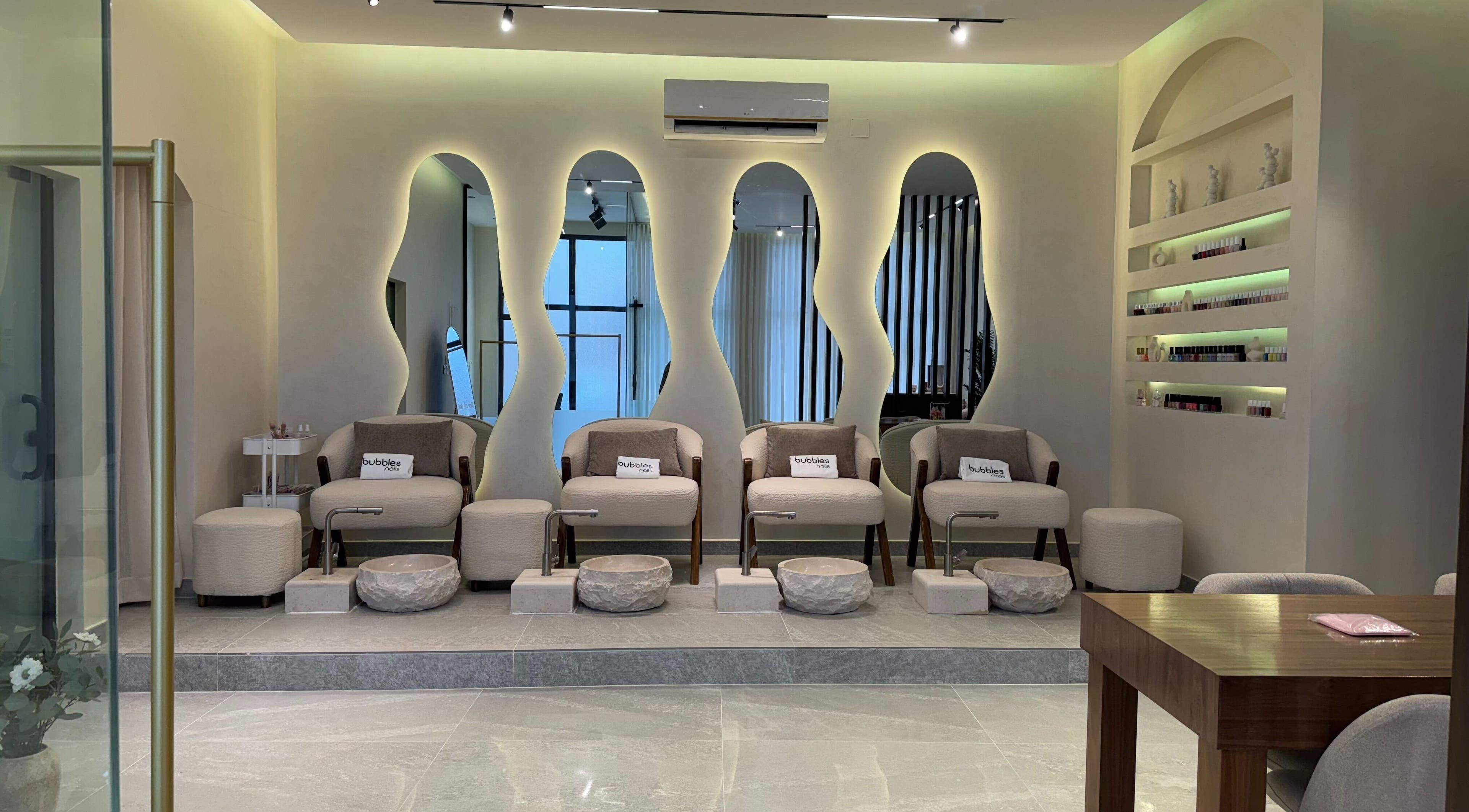 منطقة استقبال فاخرة في Bubbles Nails | فقاعات الأظافر، الرياض، المملكة العربية السعودية.