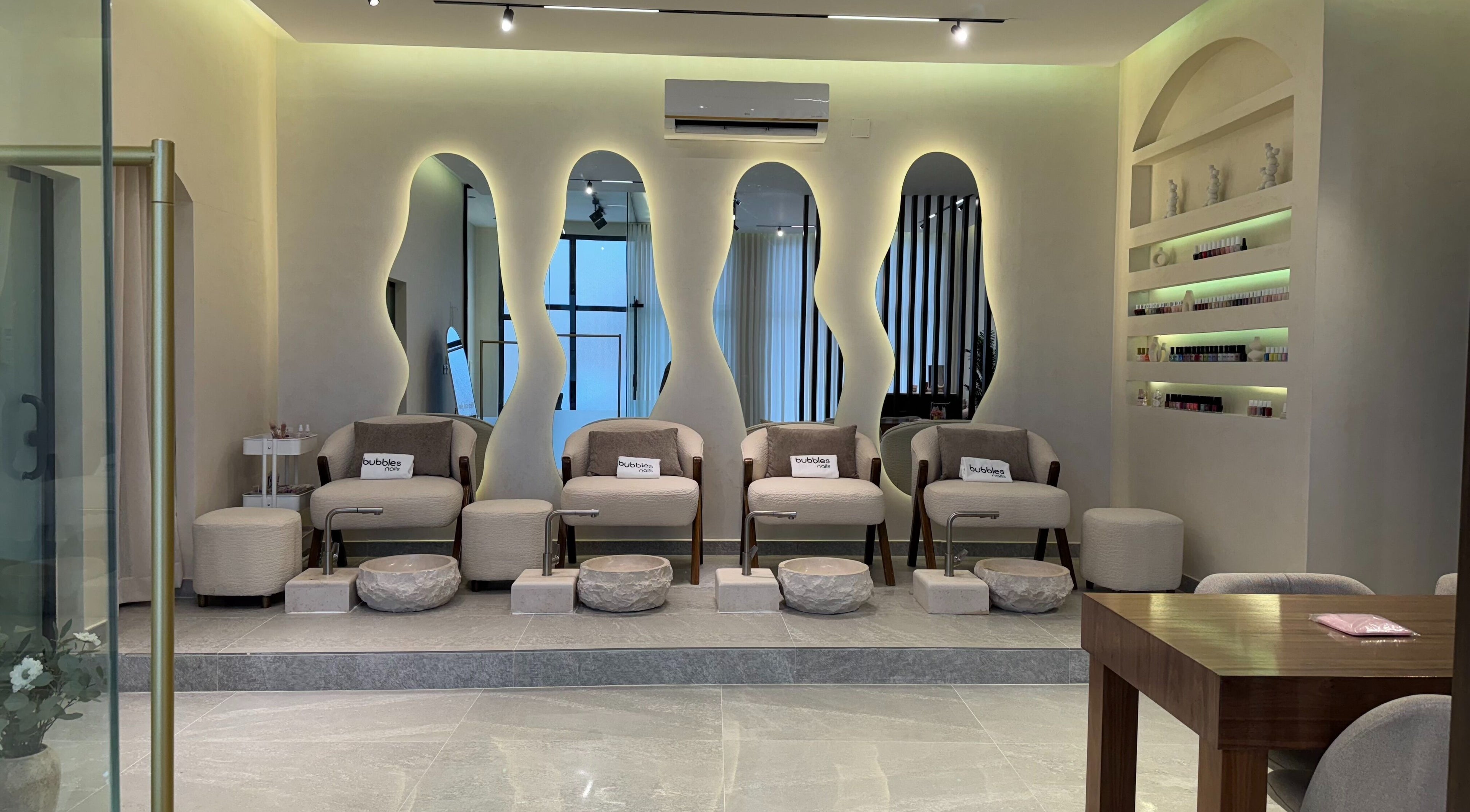 منطقة استقبال فاخرة في Bubbles Nails | فقاعات الأظافر، الرياض، المملكة العربية السعودية.