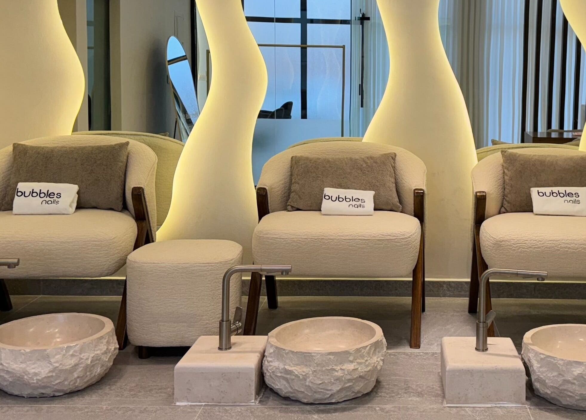 مقاعد الاسترخاء في فقاعات الأظافر | Riyadh, SA تتميز بديكور مريح وحديث لتجربة سبا مثالية.