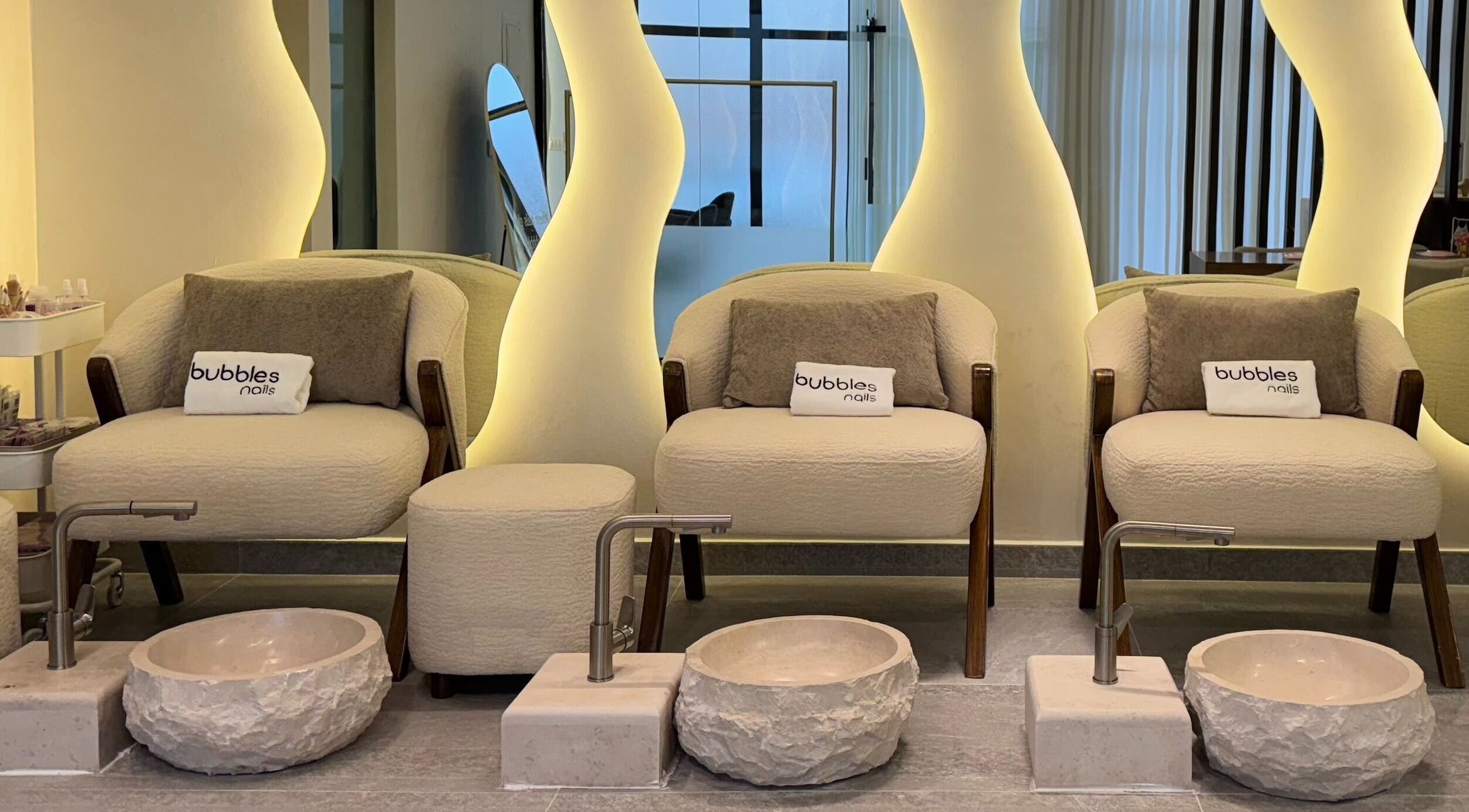 مقاعد الاسترخاء في فقاعات الأظافر | Riyadh, SA تتميز بديكور مريح وحديث لتجربة سبا مثالية.