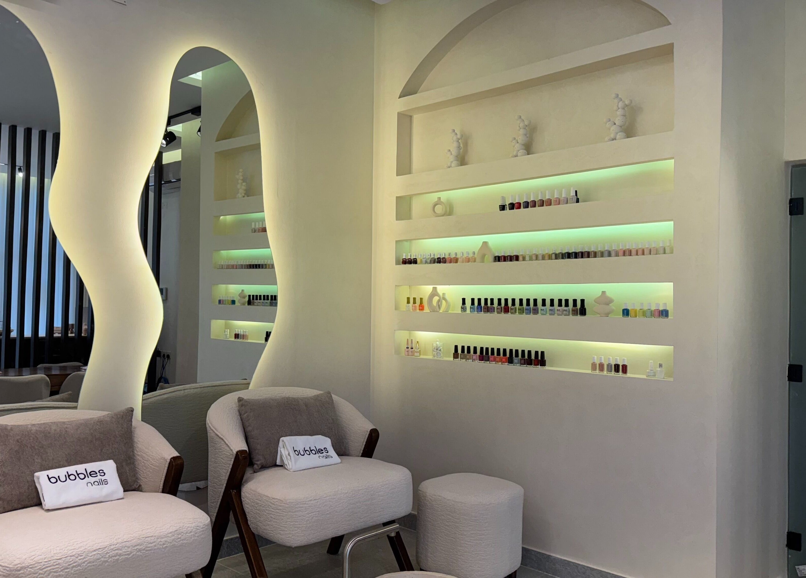 تصميم داخلي فاخر في فقاعات الأظافر | Bubbles Nails بالرياض، المملكة العربية السعودية.