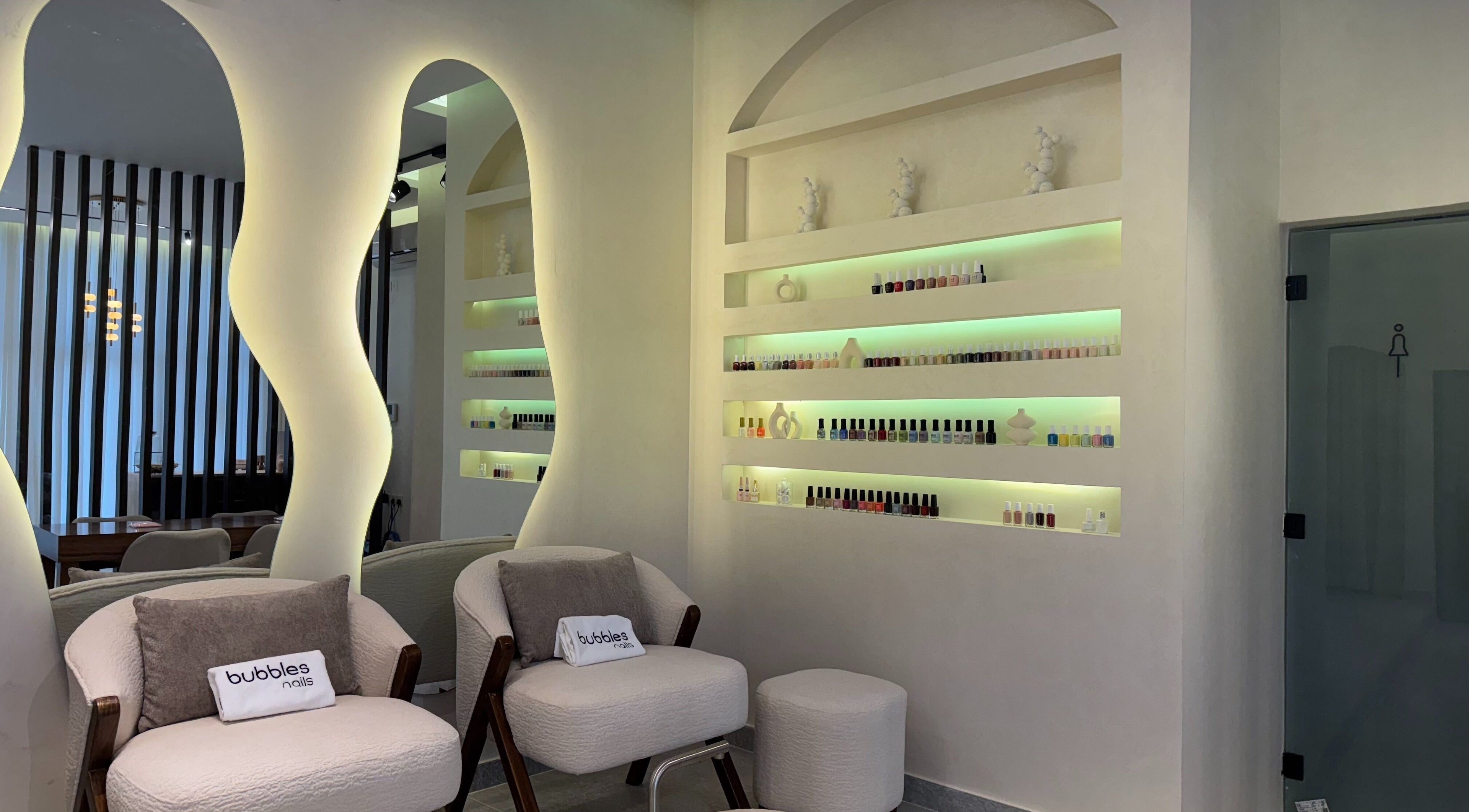 تصميم داخلي فاخر في فقاعات الأظافر | Bubbles Nails بالرياض، المملكة العربية السعودية.