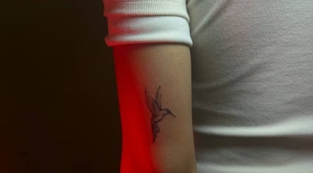 Minimalistička tetovaža kolibrija na ruci u 81touch tattoo studiju, Zagreb, Grad Zagreb, HR.