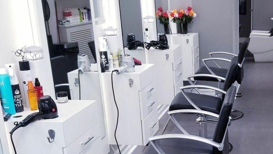 Effie's Hair Studio, bilde 1