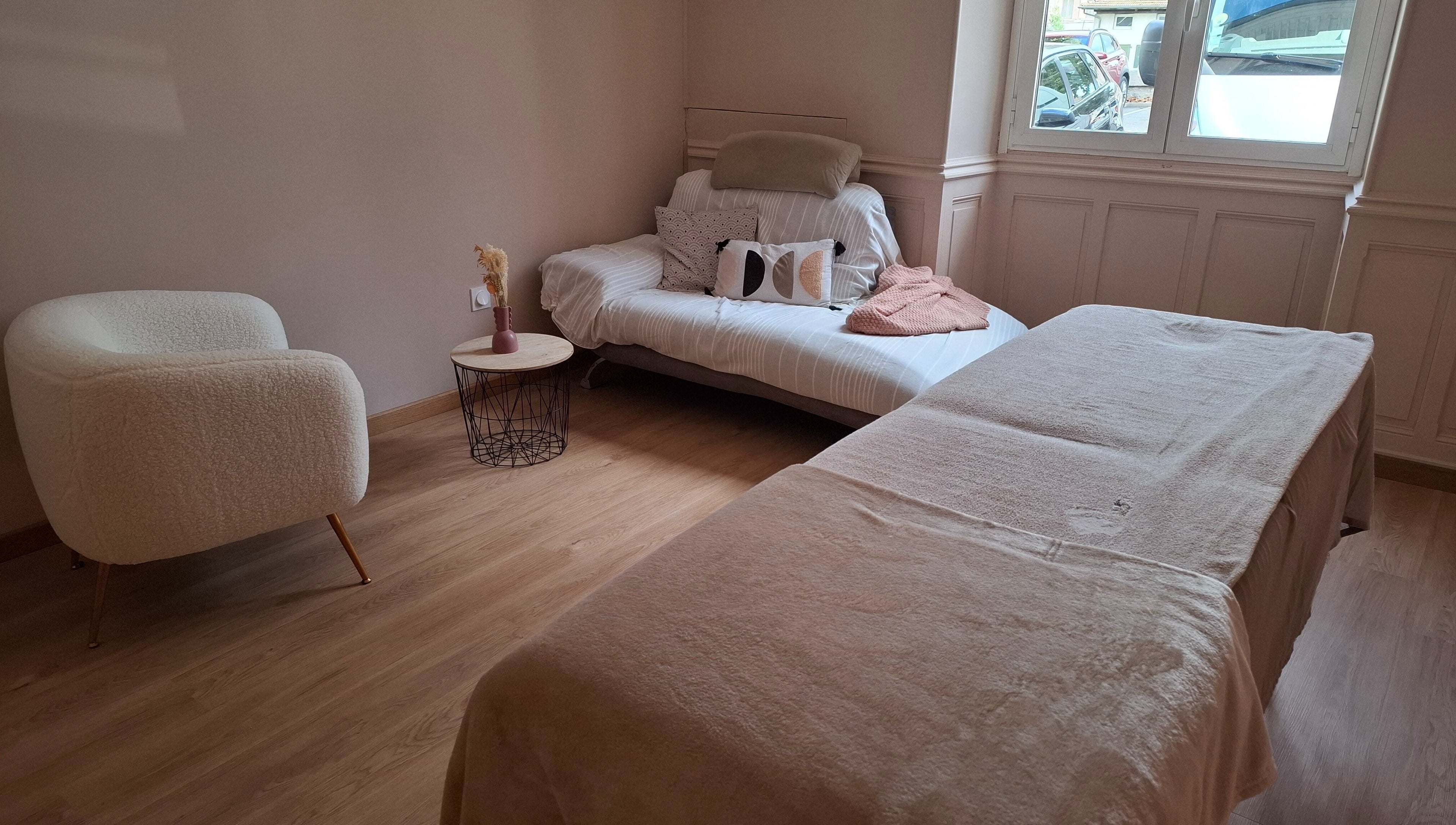 Espace de relaxation chez Magnifi'sens - Marine Andre à Vinay, Auvergne-rhône-alpes, FR avec fauteuil et table.