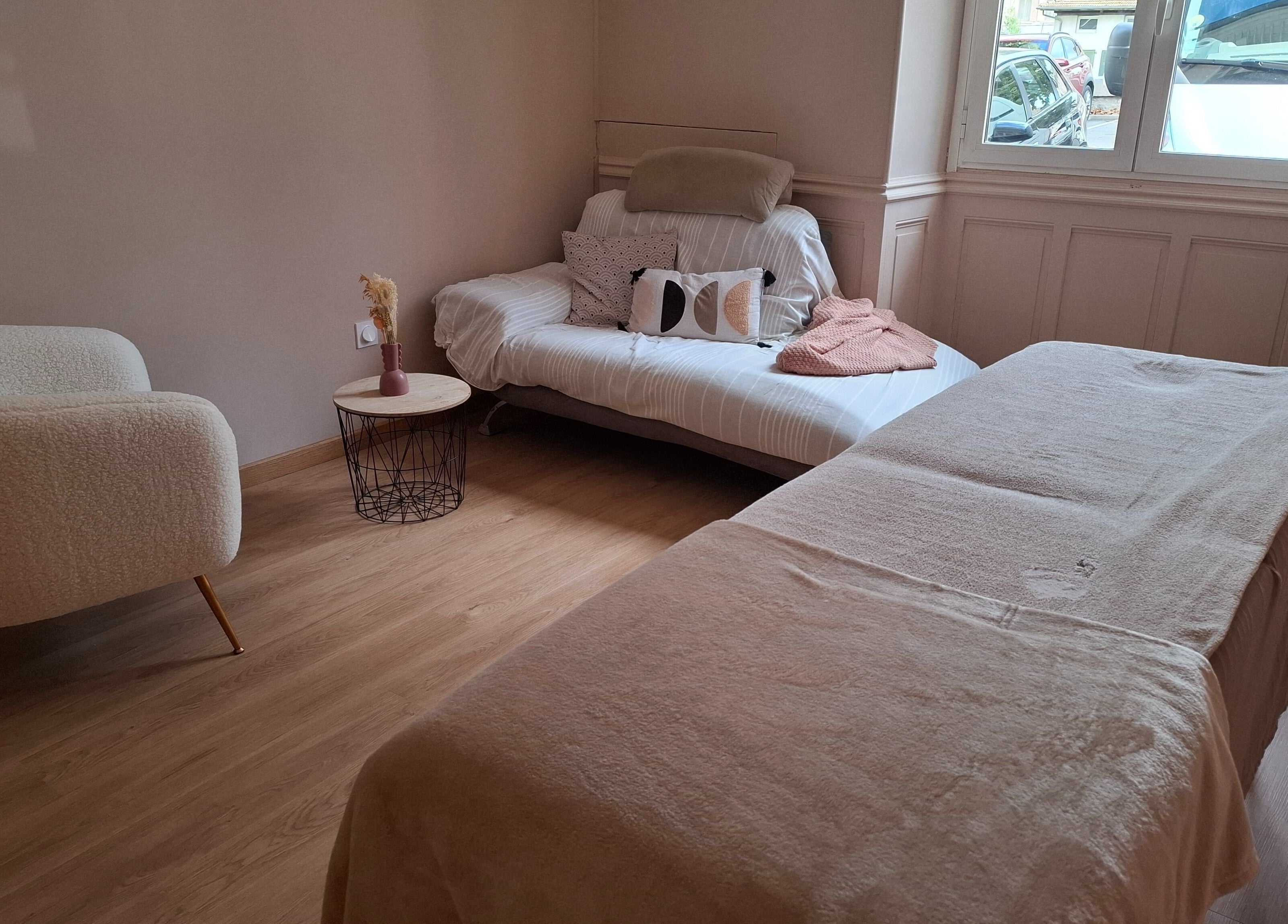 Espace de relaxation chez Magnifi'sens - Marine Andre à Vinay, Auvergne-rhône-alpes, FR avec fauteuil et table.