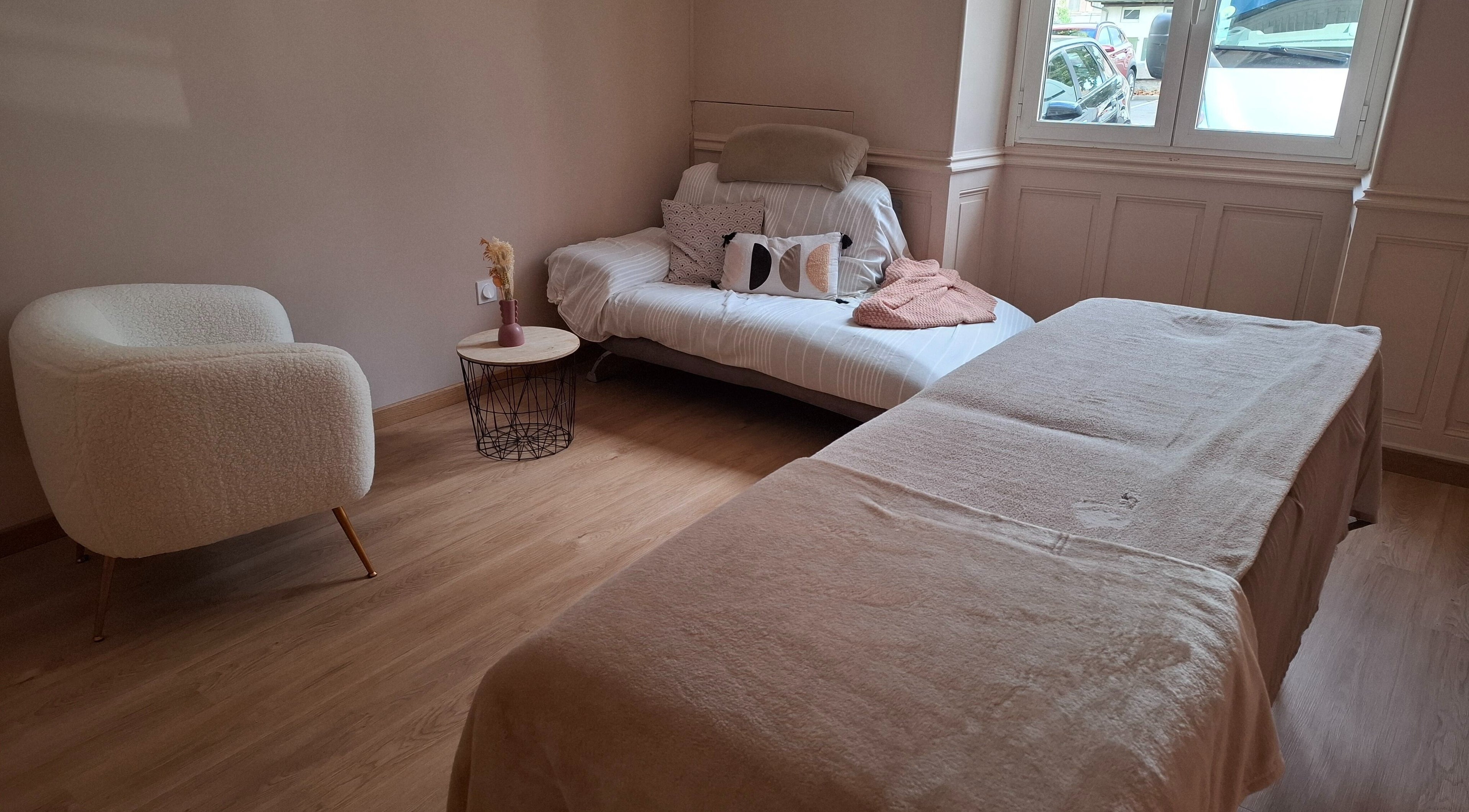 Espace de relaxation chez Magnifi'sens - Marine Andre à Vinay, Auvergne-rhône-alpes, FR avec fauteuil et table.