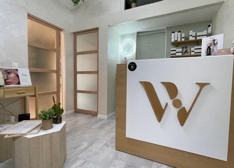 Accueil moderne de W CARE CENTER à Chevry-Cossigny, Île-de-France, FR avec élégante décoration.