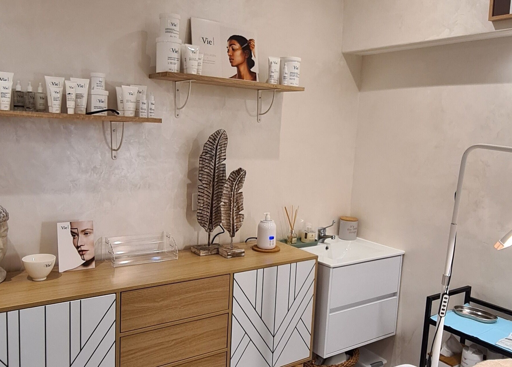 Espace relaxation W CARE CENTER, Chevry-cossigny, Île-de-france, FR avec décor zen et produits de beauté.