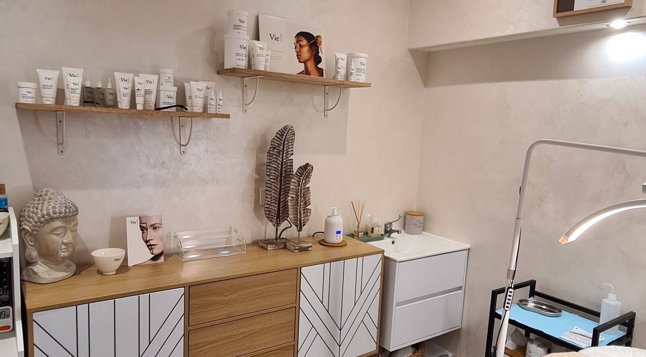 Espace relaxation W CARE CENTER, Chevry-cossigny, Île-de-france, FR avec décor zen et produits de beauté.