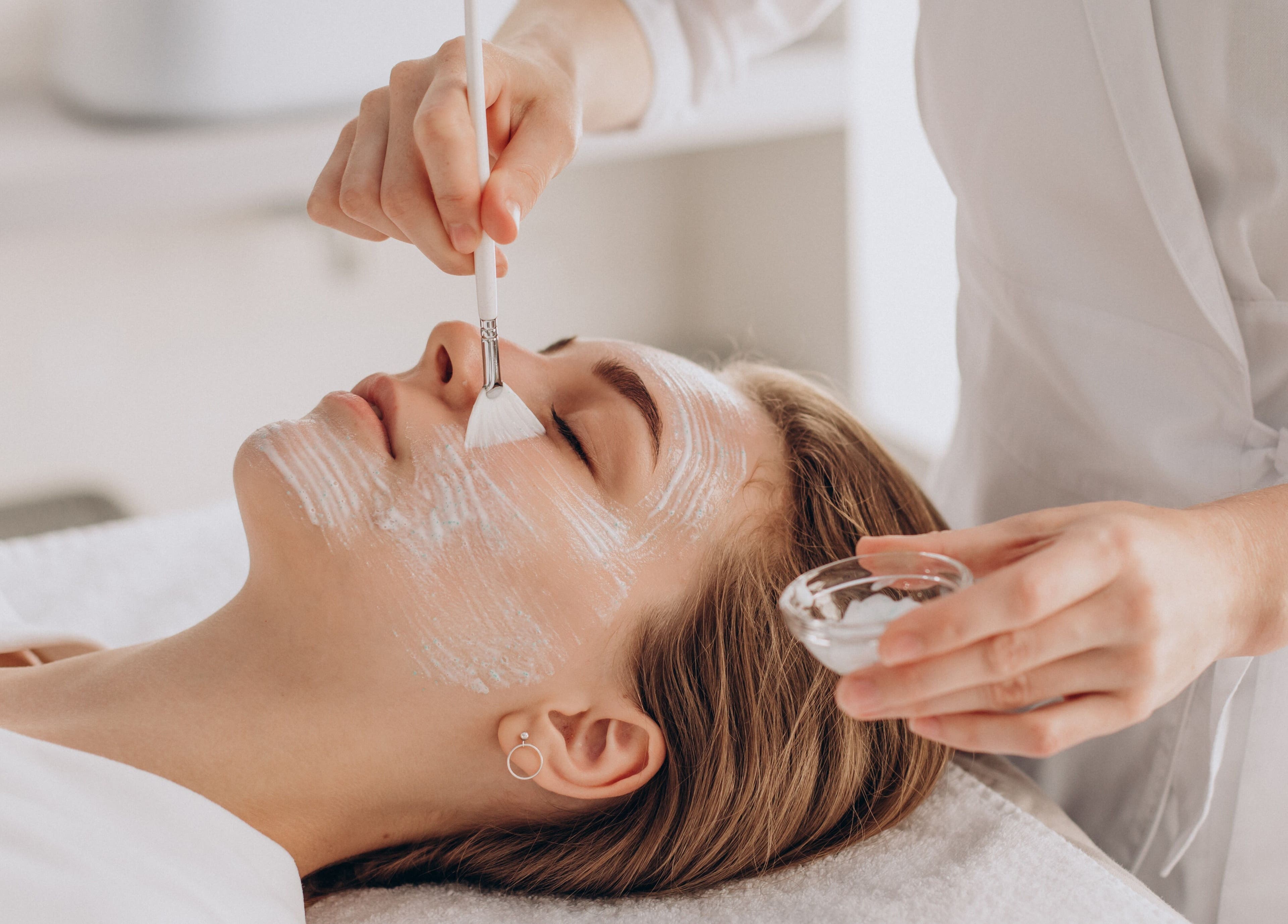 Soin visage appliqué au W CARE CENTER, Chevry-cossigny, Île-de-france, FR, promesse de bien-être.